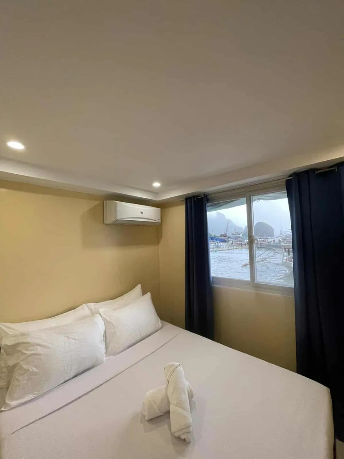 Bed in Aqua Travel Lodge