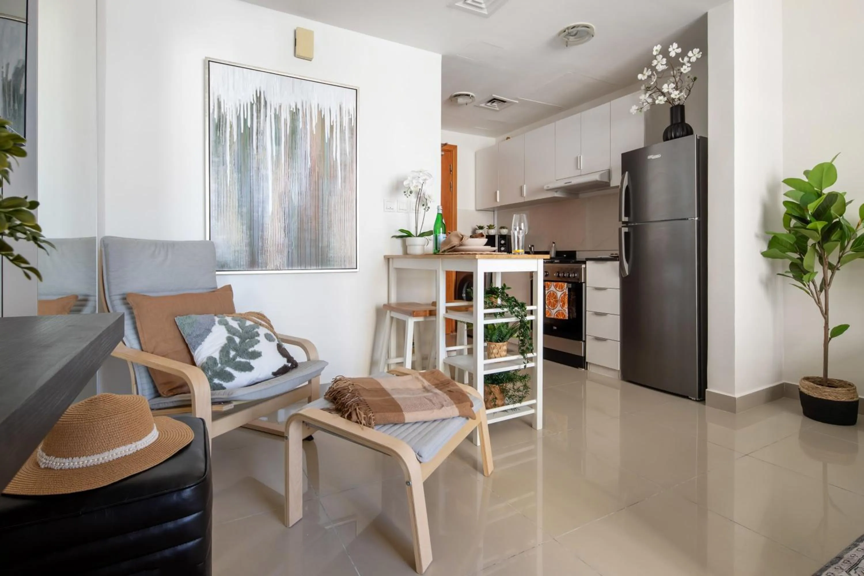 Photo of the whole room in Frank Porter - Lakeside Tower B