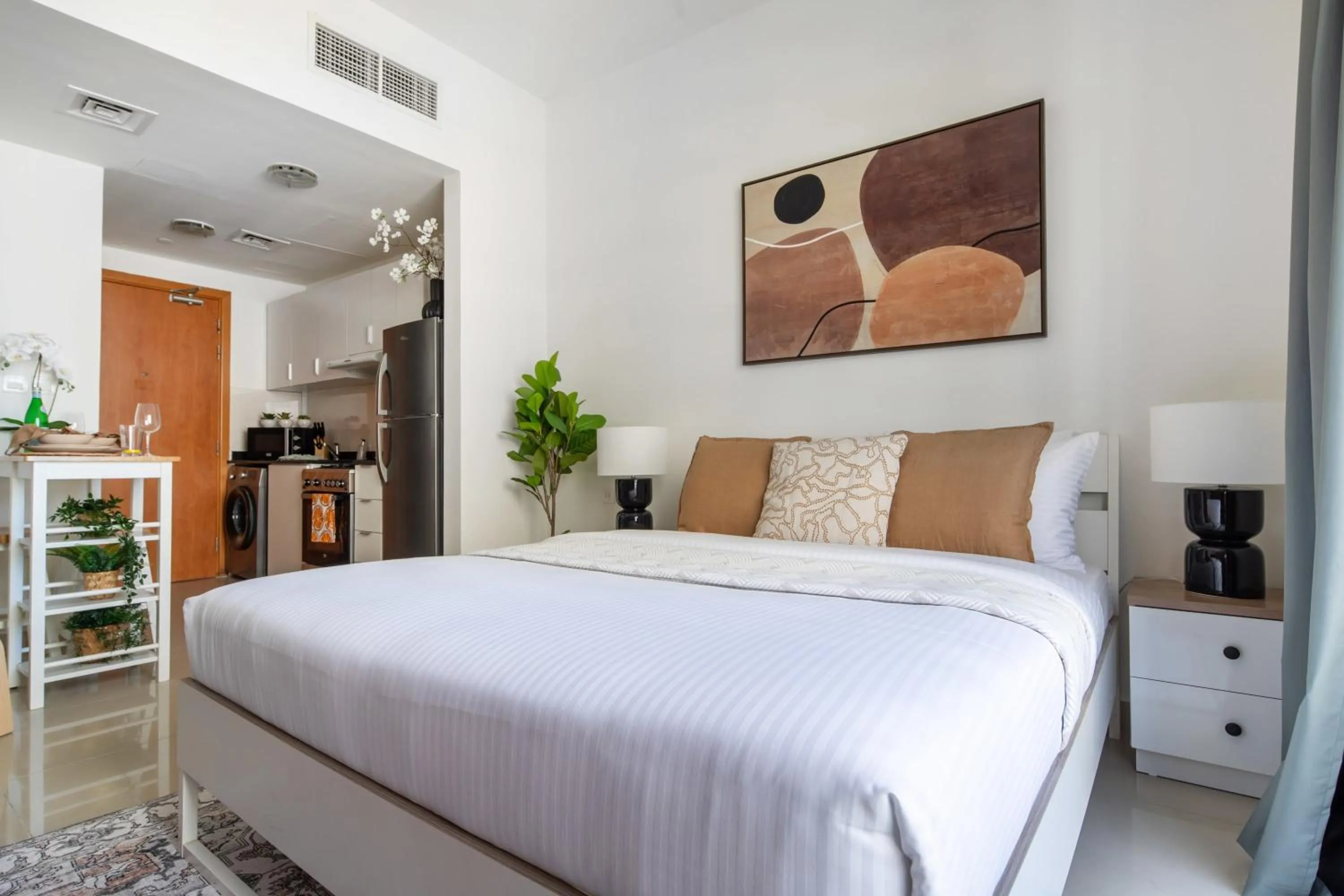 Photo of the whole room in Frank Porter - Lakeside Tower B