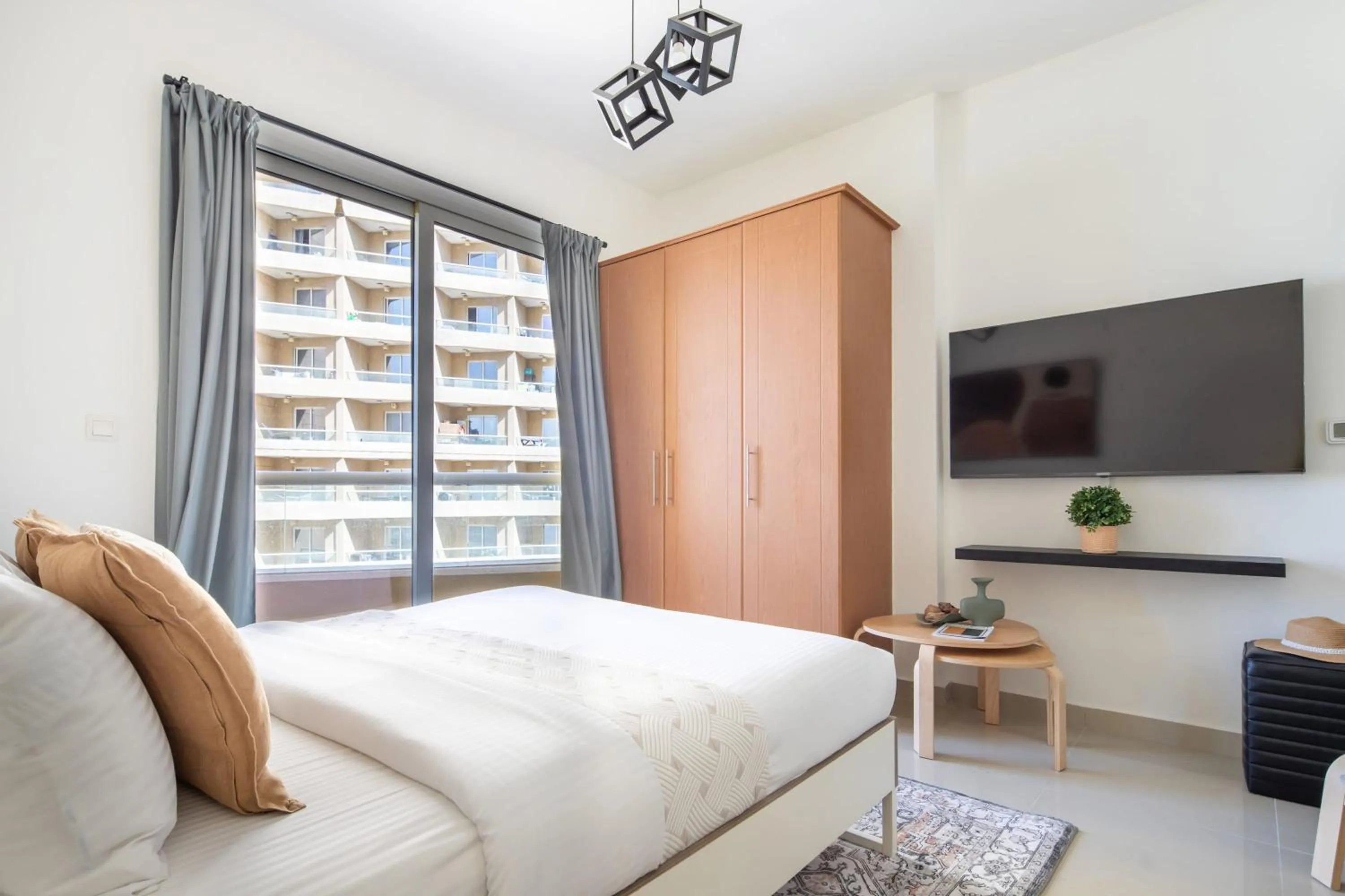 Photo of the whole room in Frank Porter - Lakeside Tower B