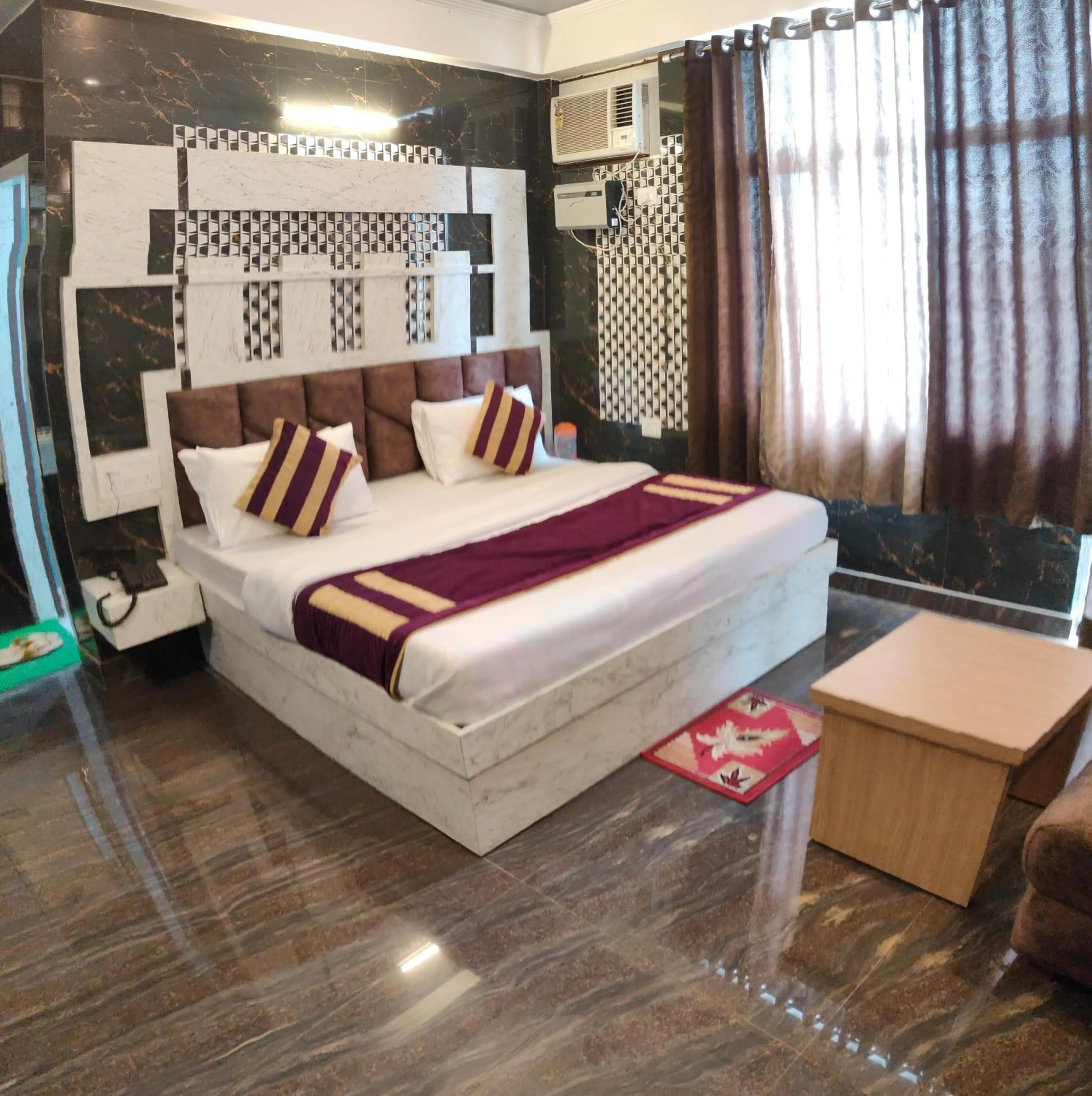 Photo of the whole room, Bed in Hotel Sunshine