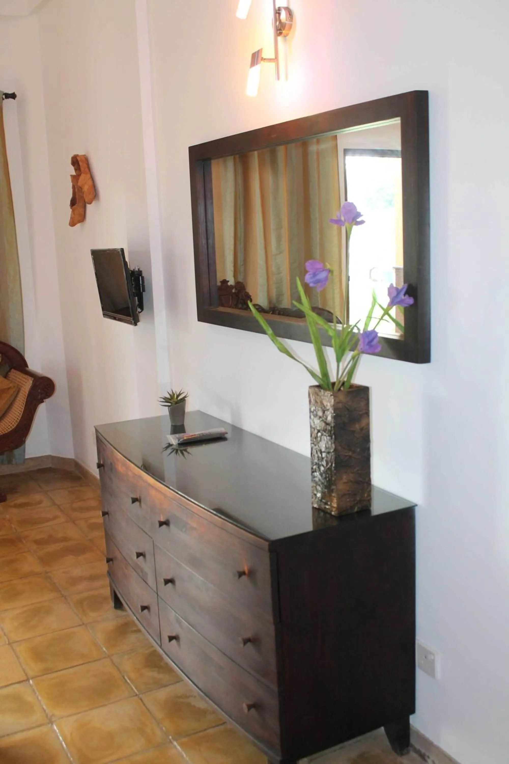 Decorative detail in Solomon Beach Hotel