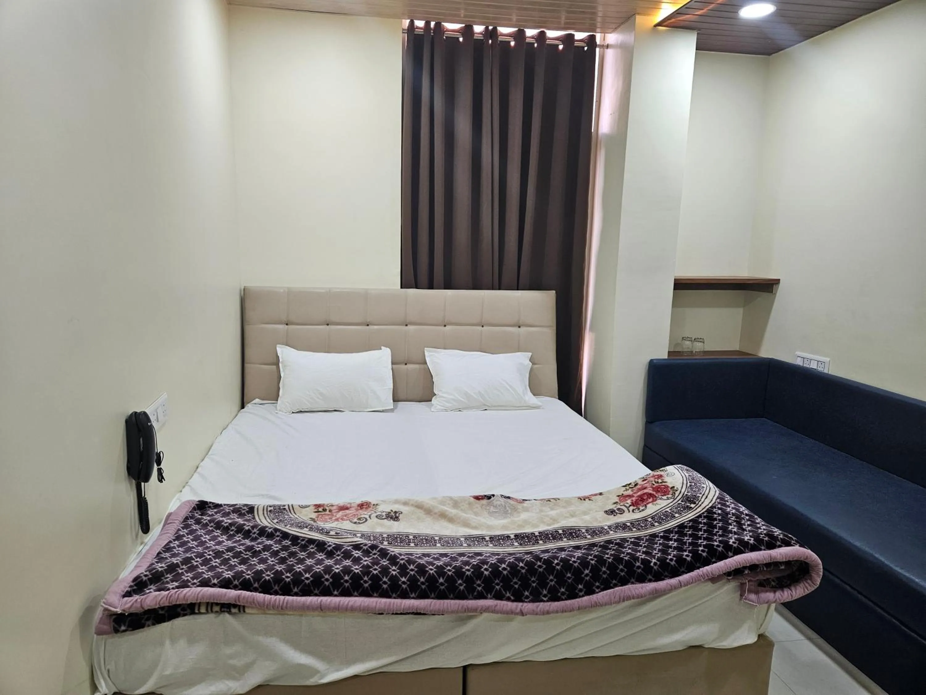 Bed in Shri Shiv Ganga Bhakt Niwas
