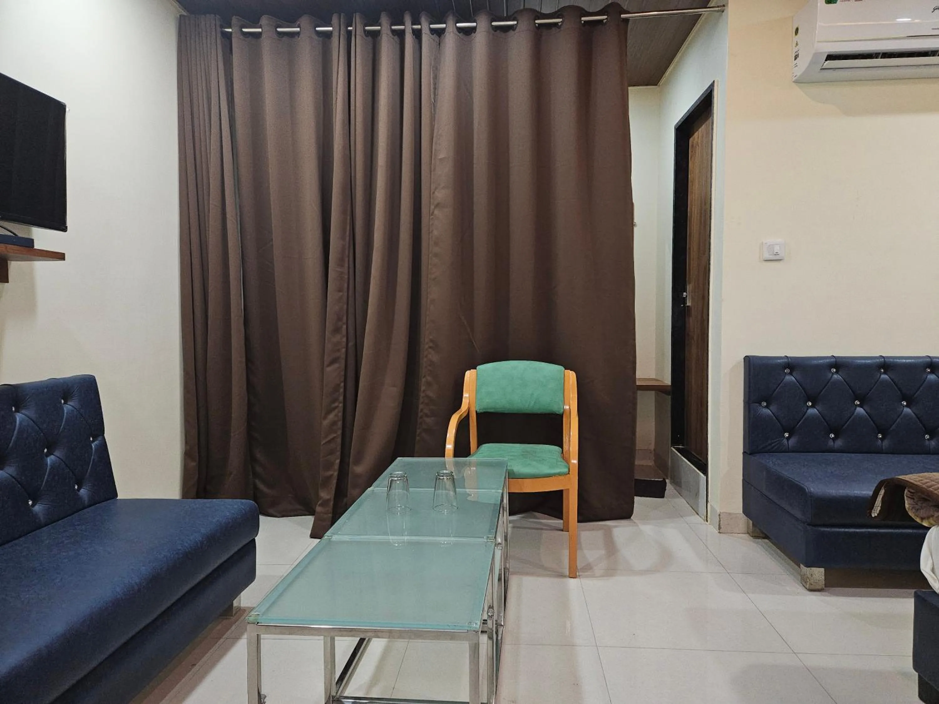 Seating area in Shri Shiv Ganga Bhakt Niwas