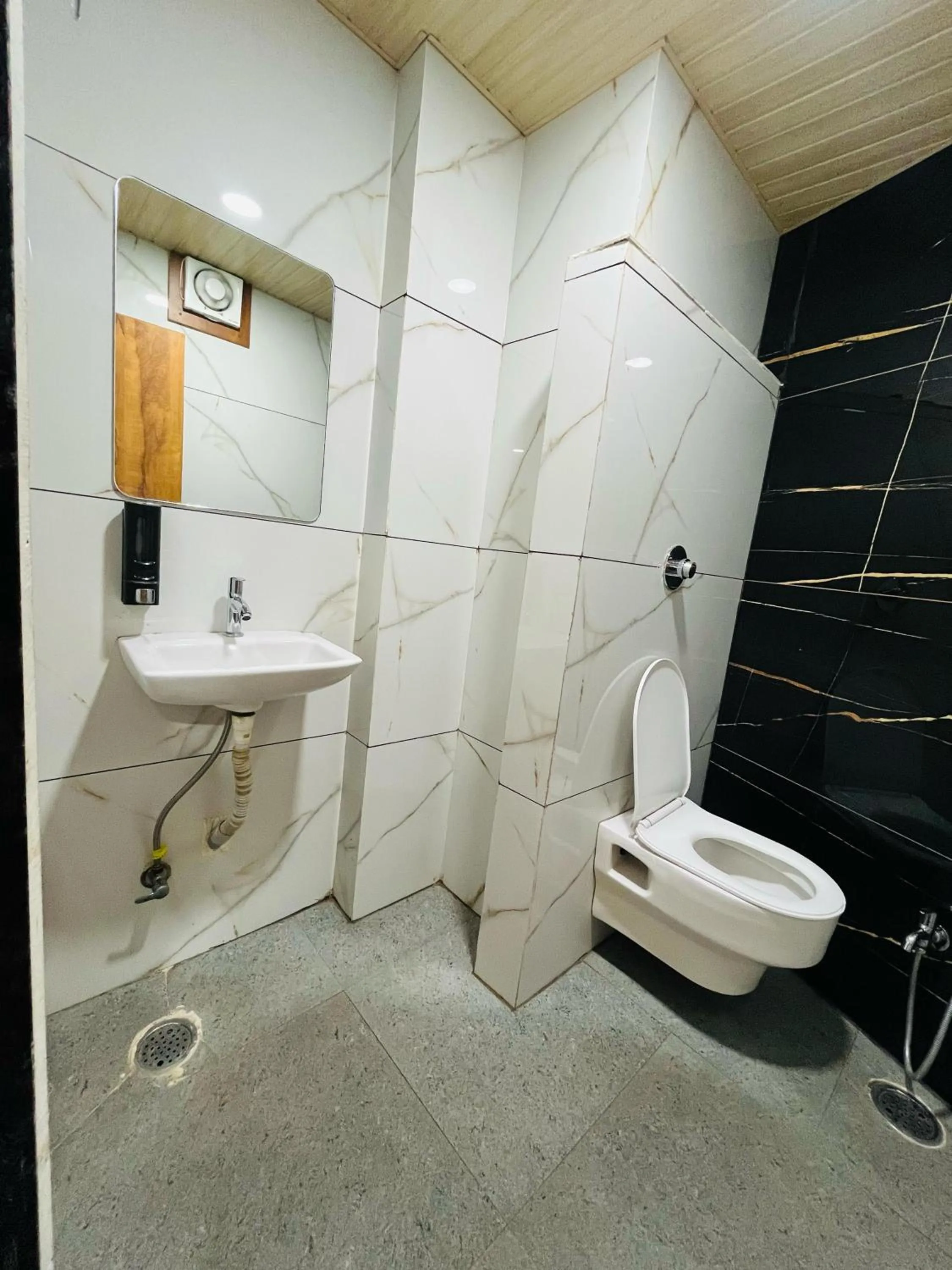 Toilet in Shri Shiv Ganga Bhakt Niwas