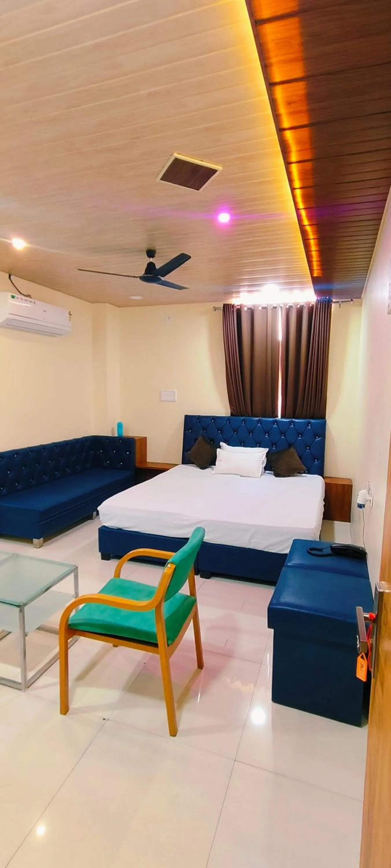 Bed in Shri Shiv Ganga Bhakt Niwas