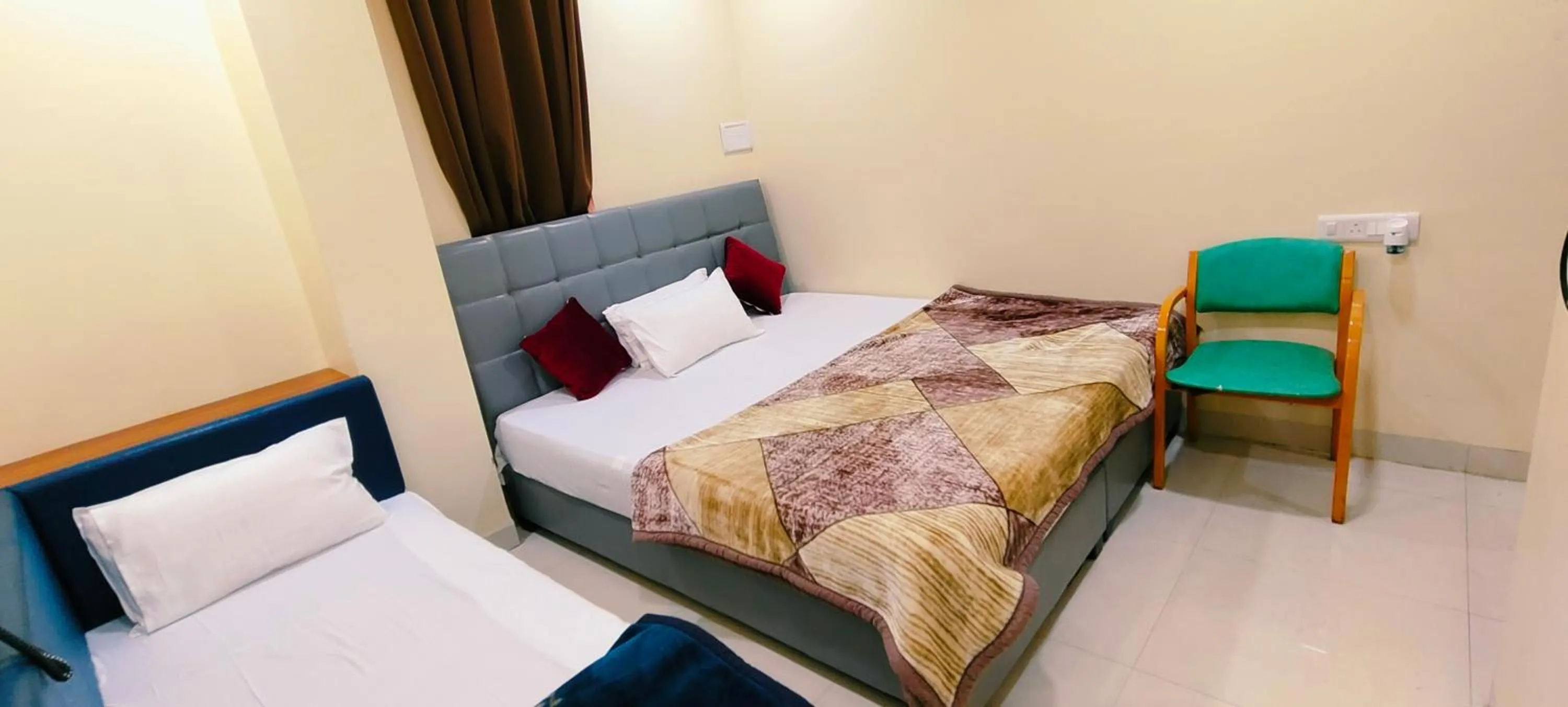 Bed in Shri Shiv Ganga Bhakt Niwas