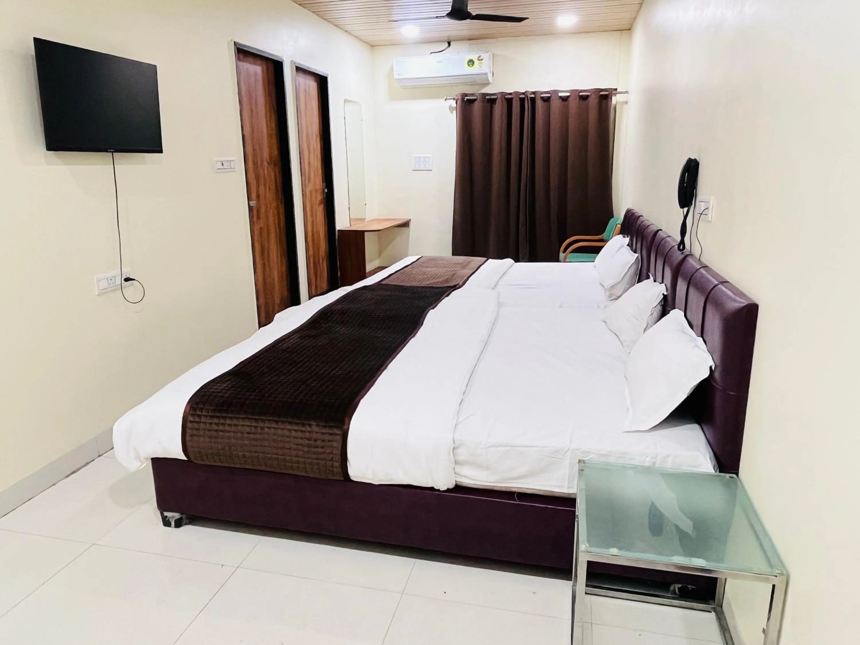 Bedroom, Bed in Shri Shiv Ganga Bhakt Niwas