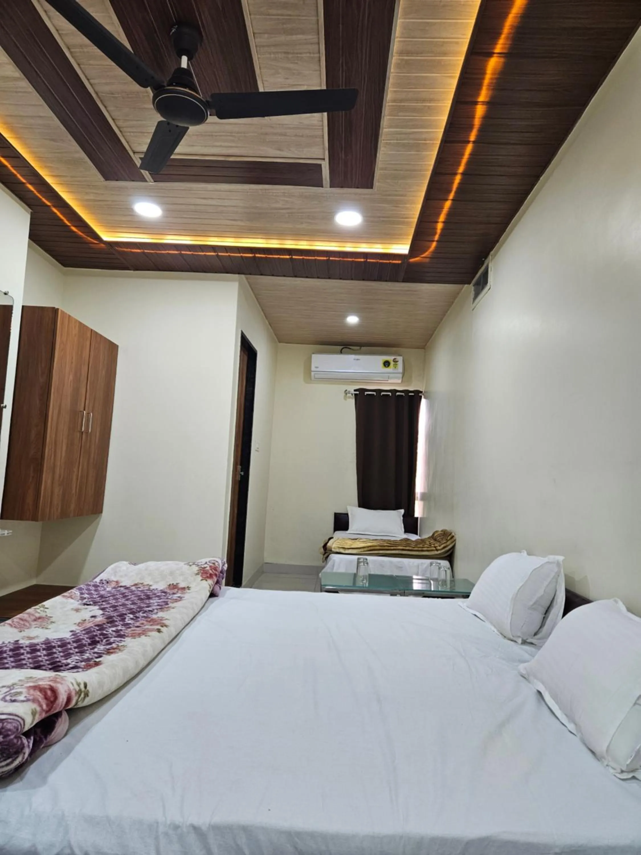 Bed in Shri Shiv Ganga Bhakt Niwas