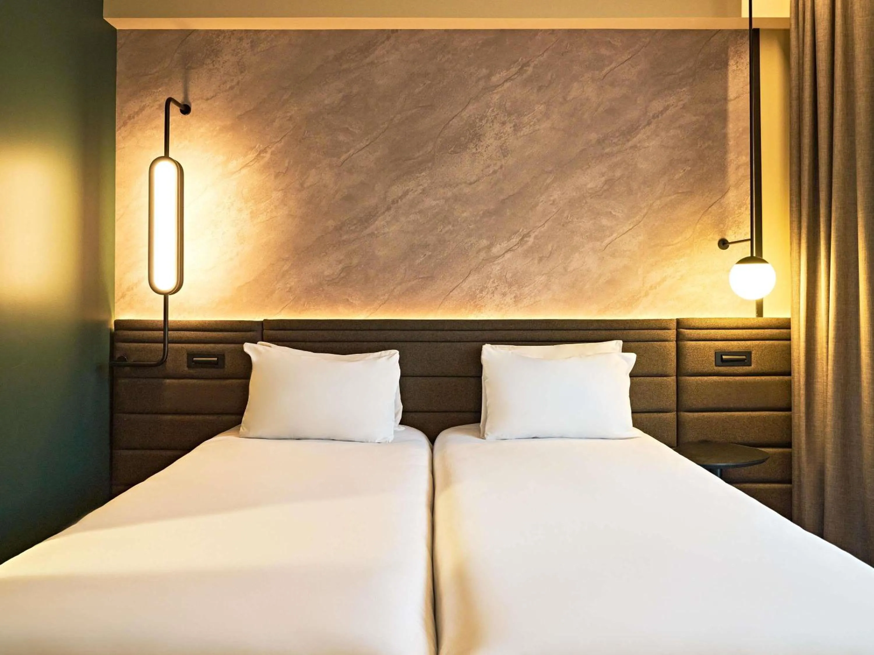 Bedroom, Bed in Novotel Rouen Centre Cathédrale