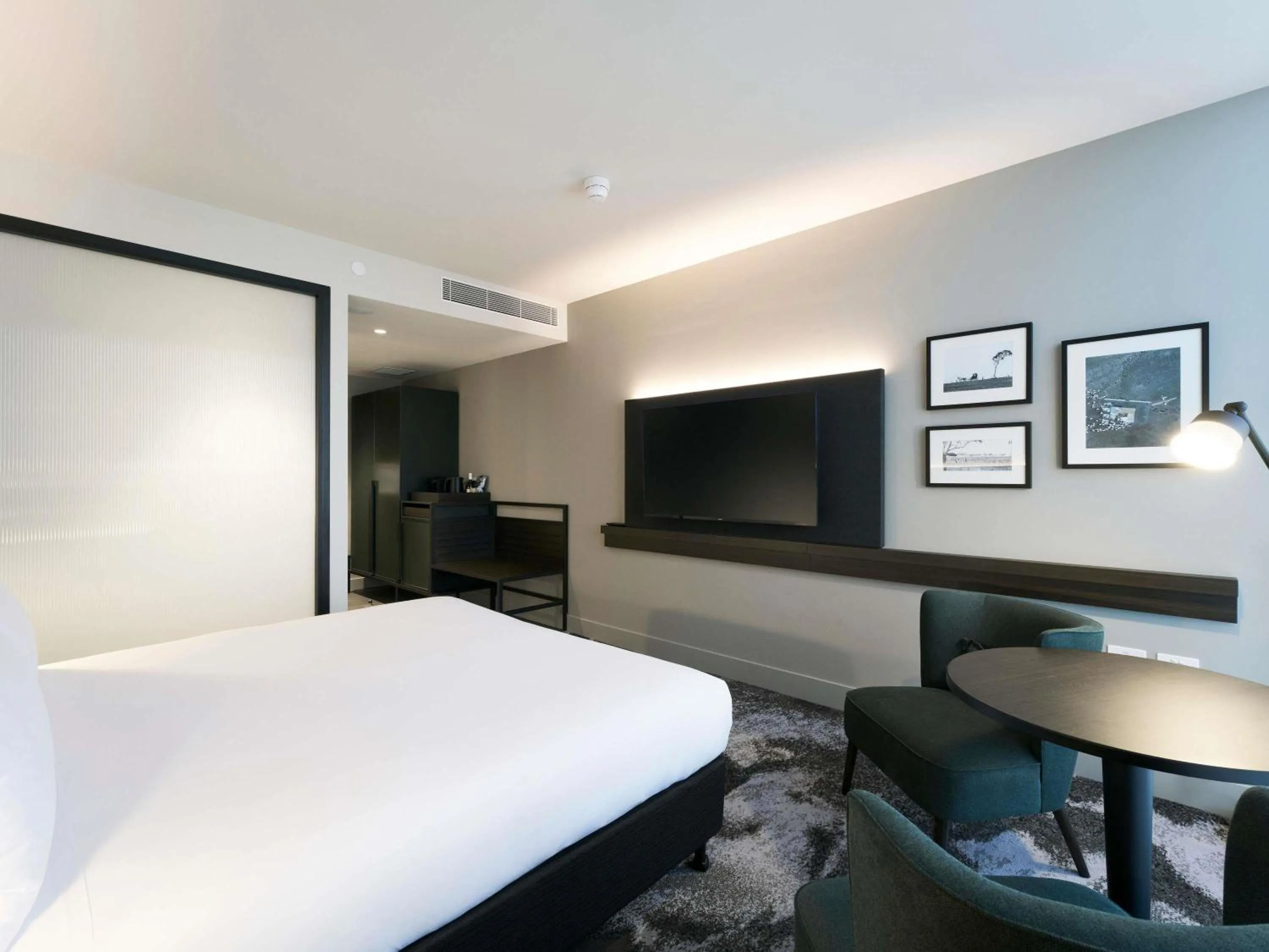 Superior Room with 1 queen size bed in Novotel Melbourne Airport