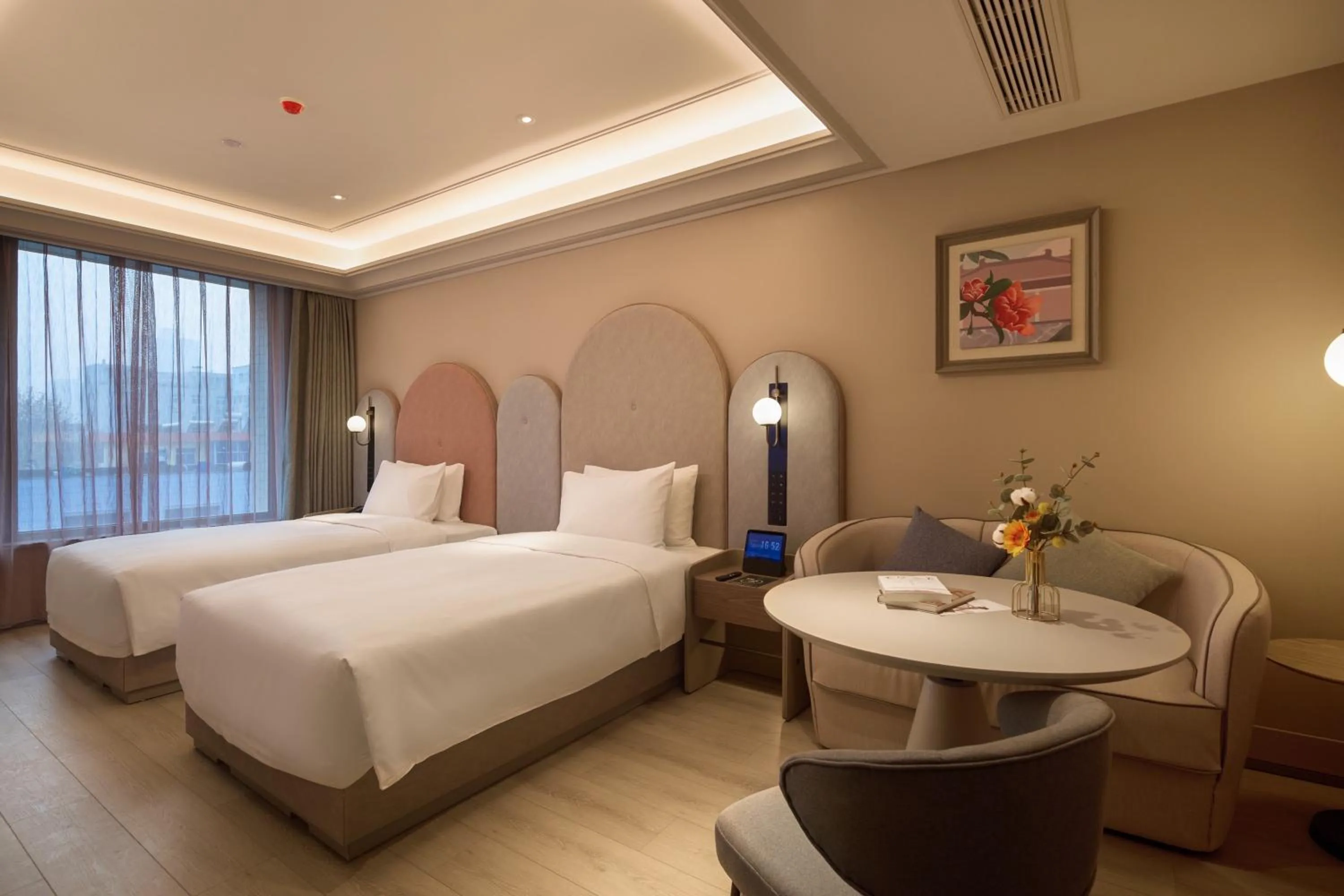 Photo of the whole room, Bed in Mercure Xi'an History Museum