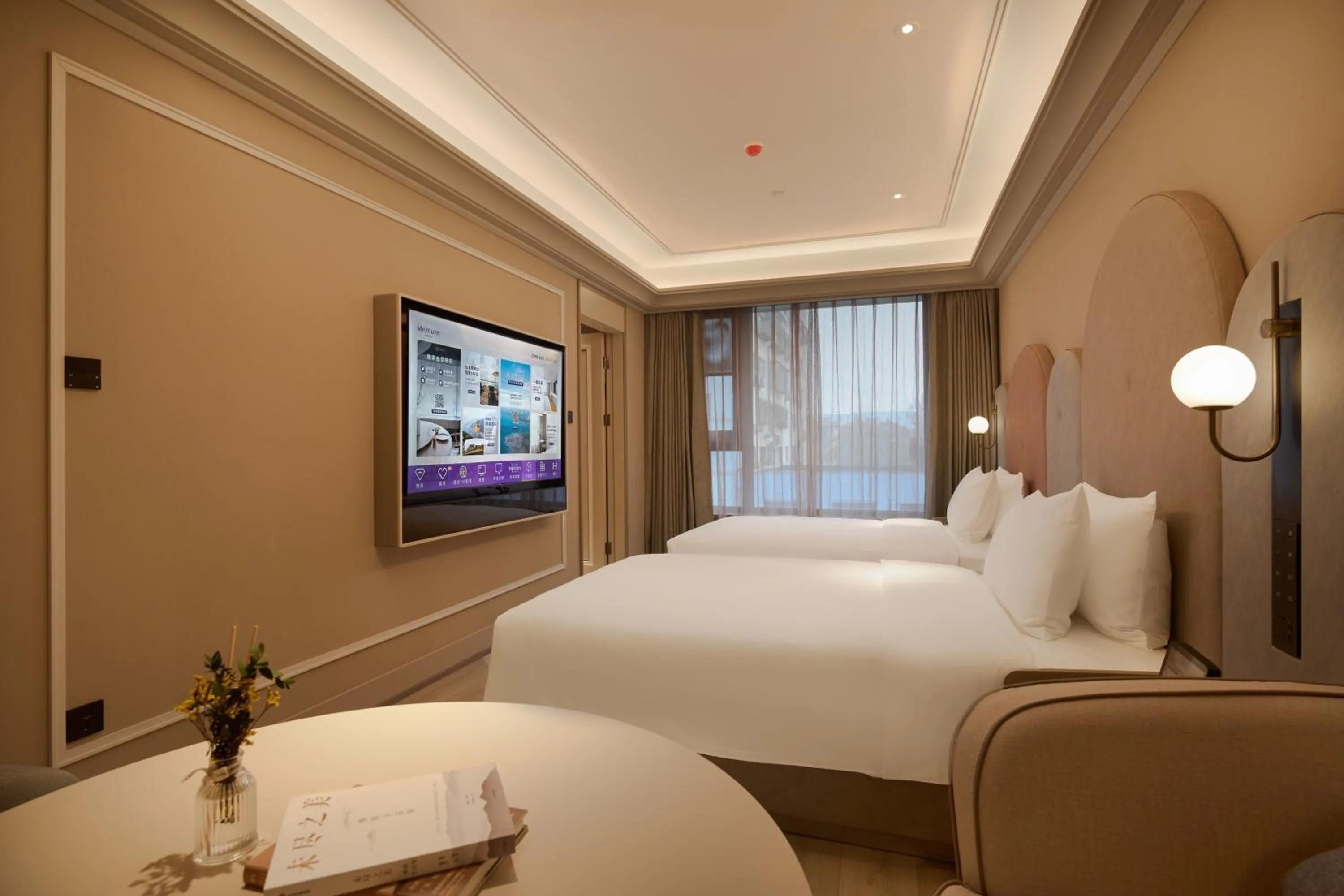 Photo of the whole room, Bed in Mercure Xi'an History Museum