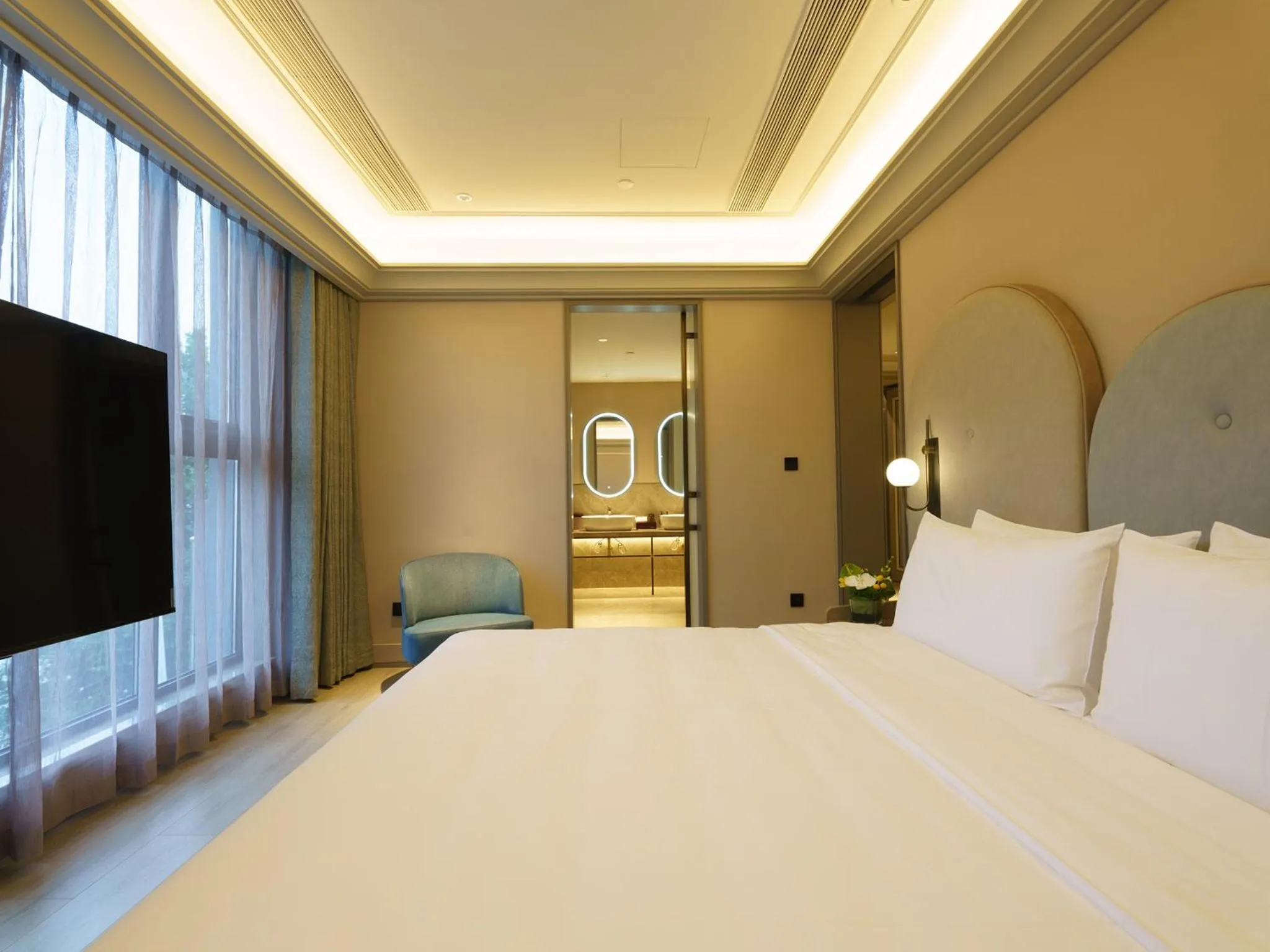 Bed in Mercure Xi'an Stadium Hotel