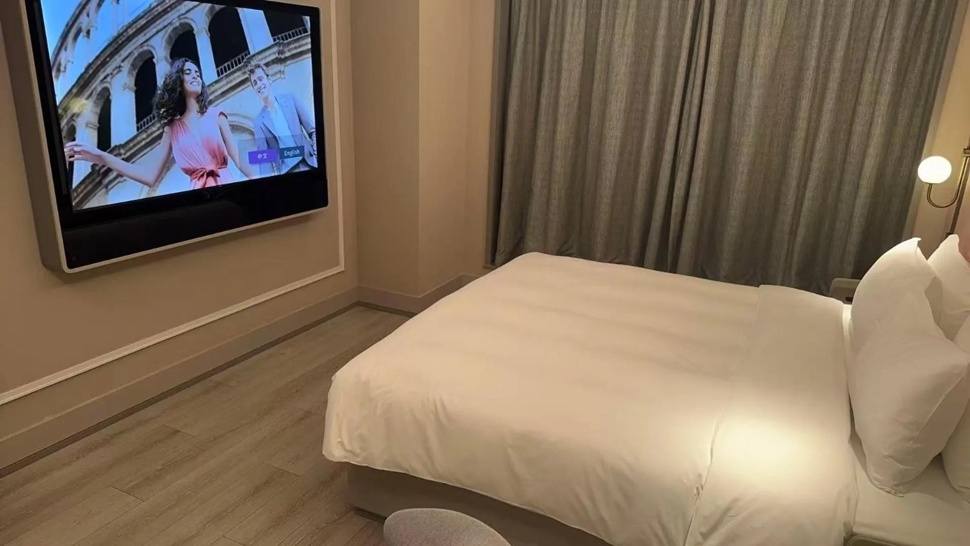 Photo of the whole room, Bed in Mercure Guangzhou Financial City