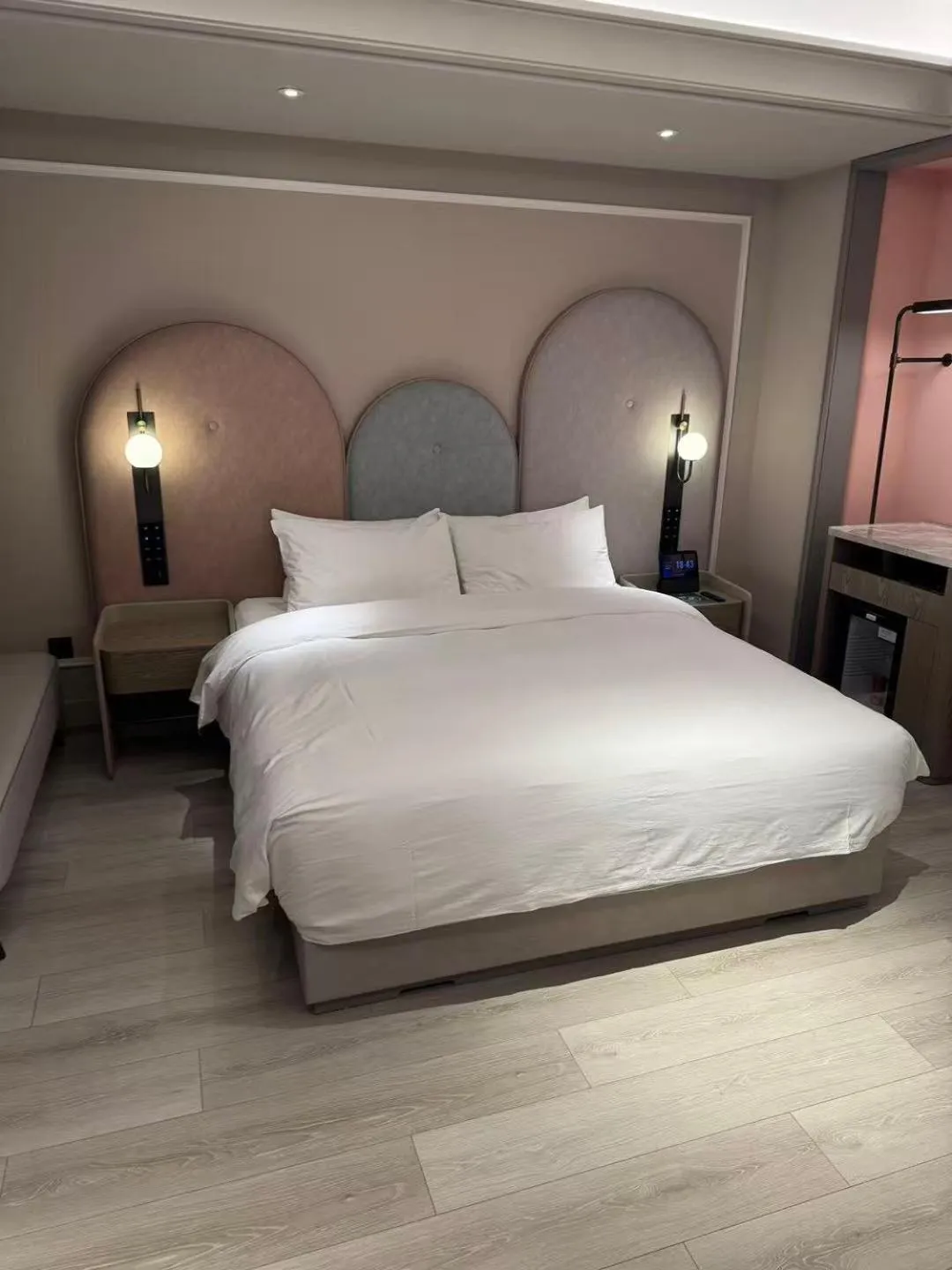 Photo of the whole room, Bed in Mercure Guangzhou Financial City