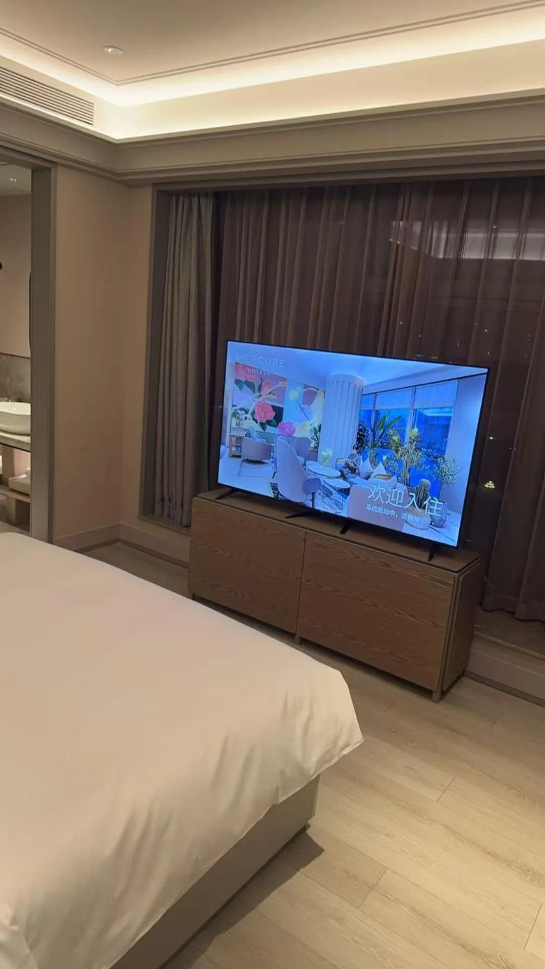 Photo of the whole room, Bed in Mercure Guangzhou Financial City