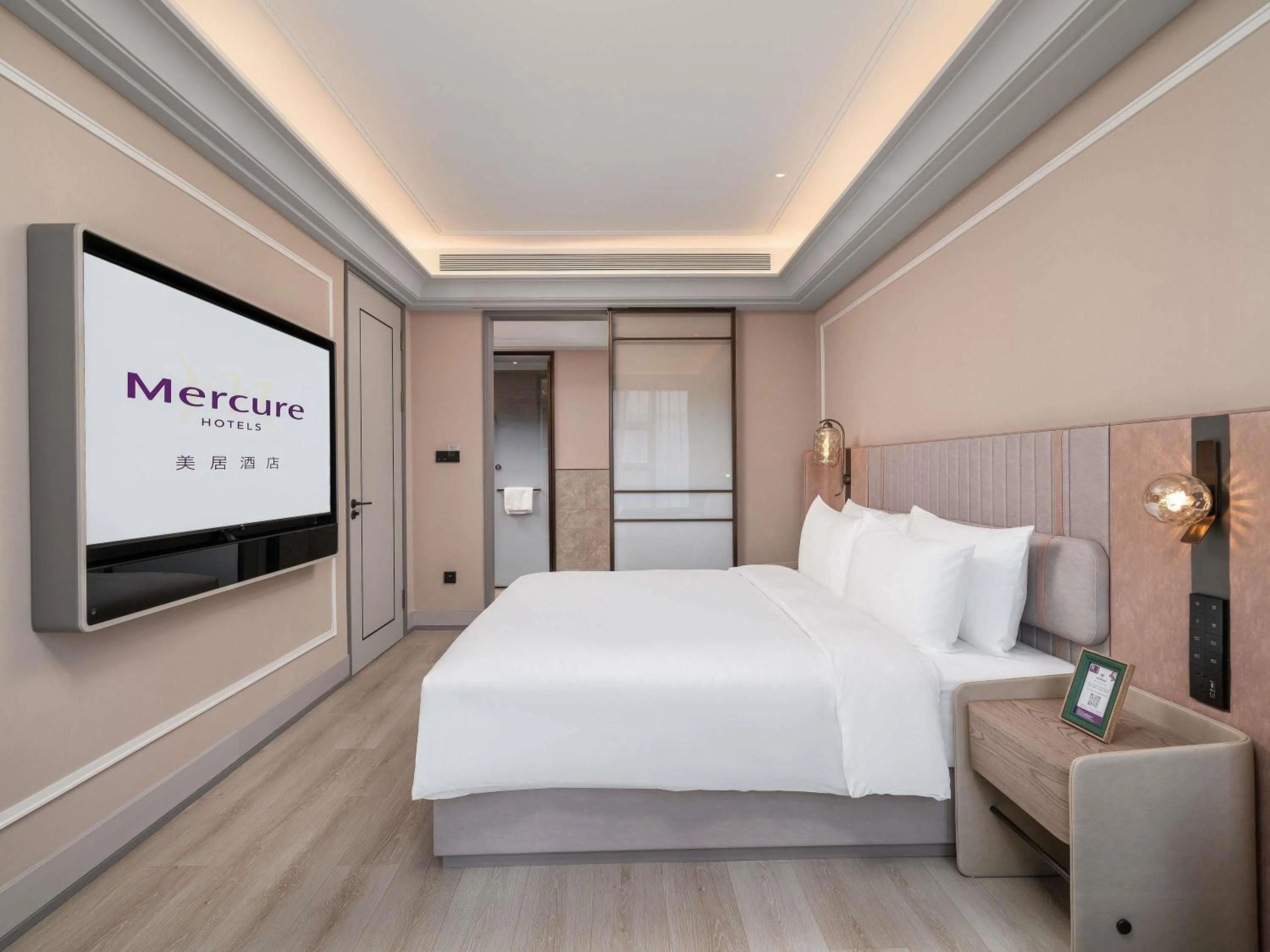 Bedroom, Bed in Mercure Guangzhou Financial City