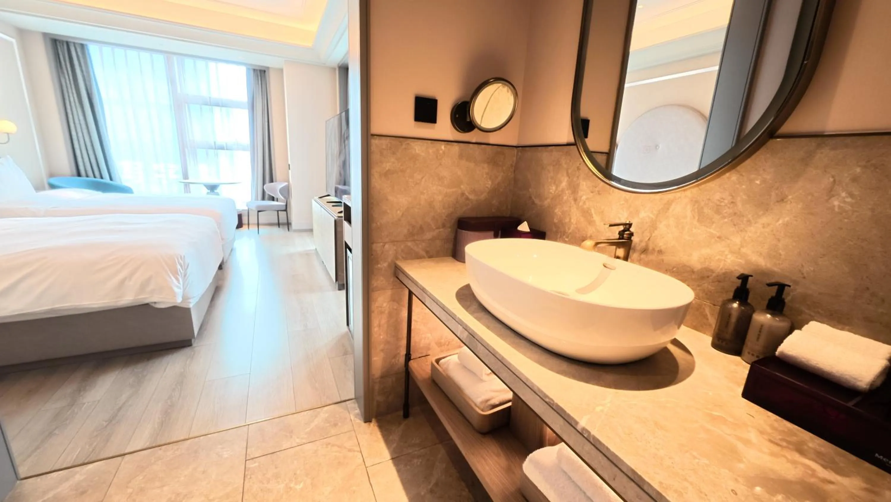 Photo of the whole room, Bed in Mercure Guangzhou Financial City