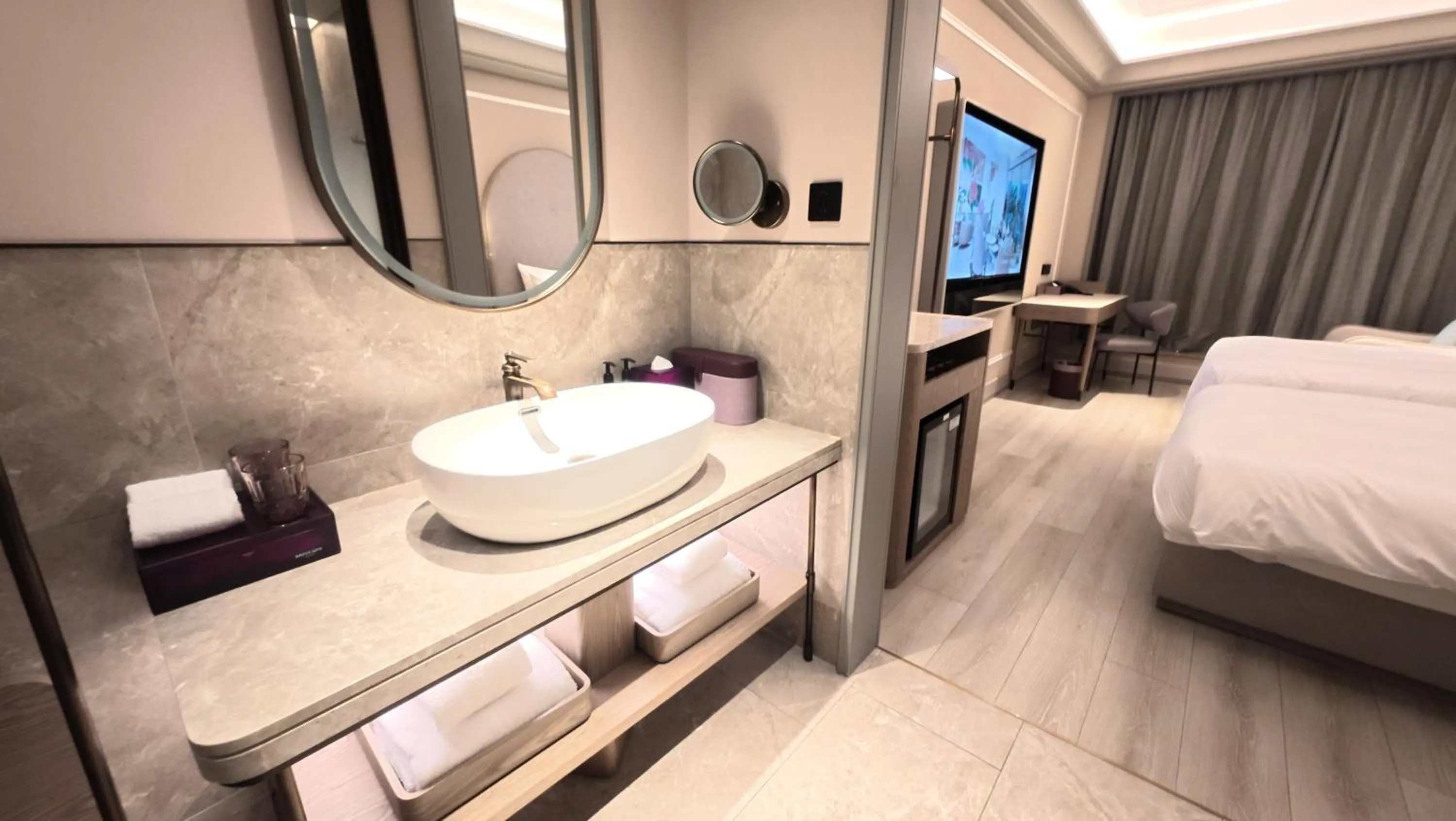 Photo of the whole room, Bed in Mercure Guangzhou Financial City