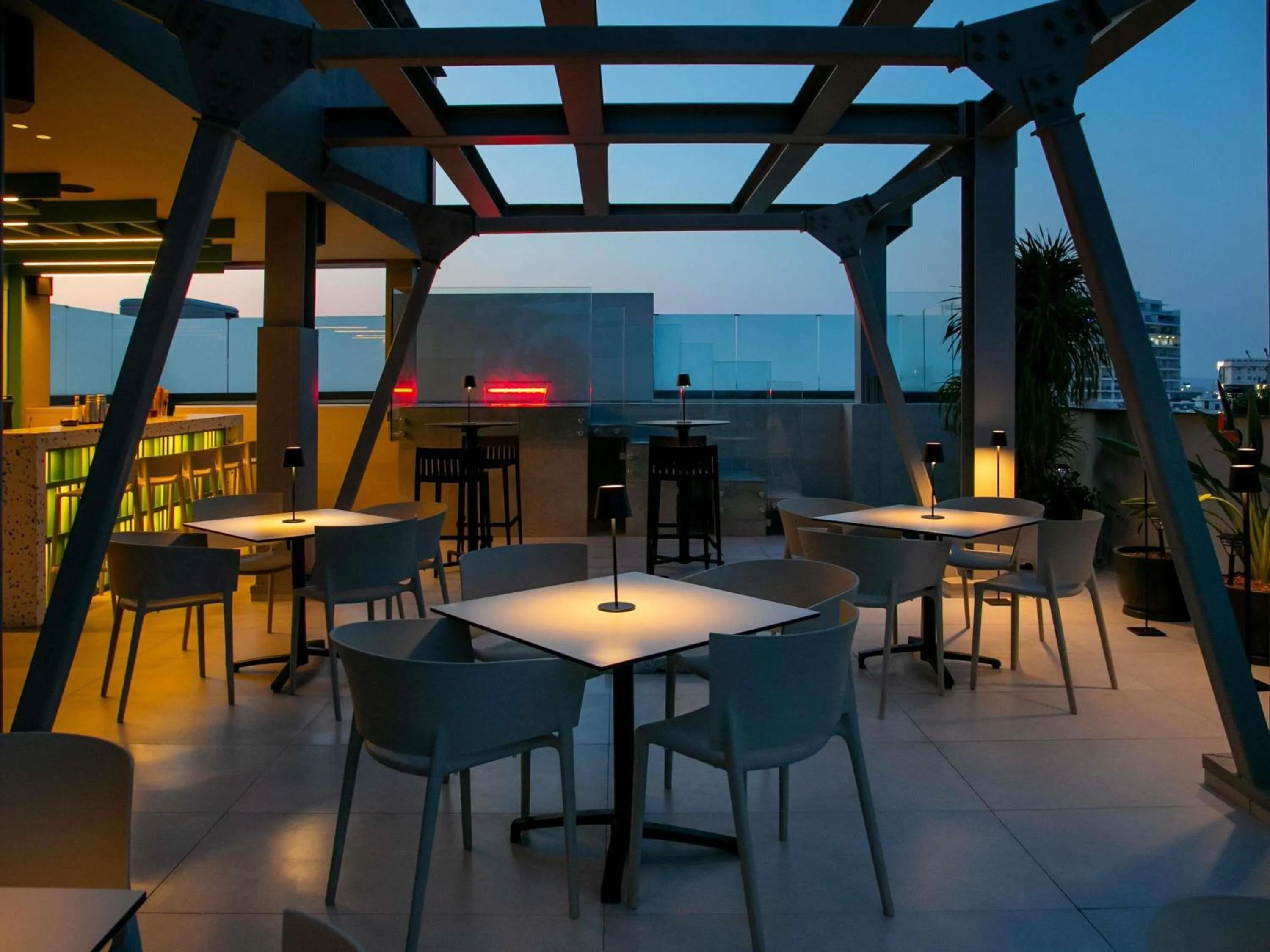 Lounge or bar in Mercure Larnaca Finikoudes Beach