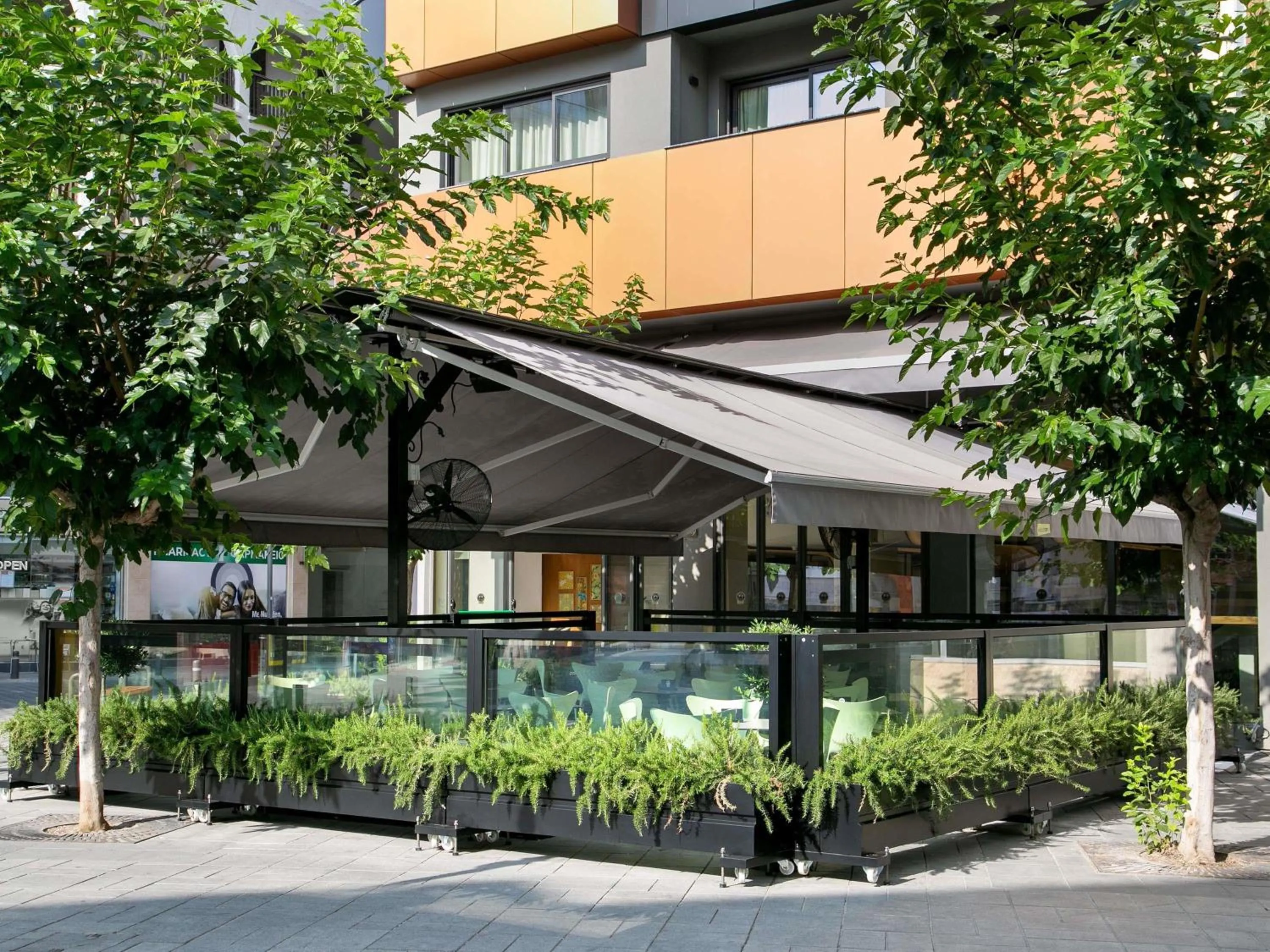 Restaurant/places to eat in Mercure Larnaca Finikoudes Beach