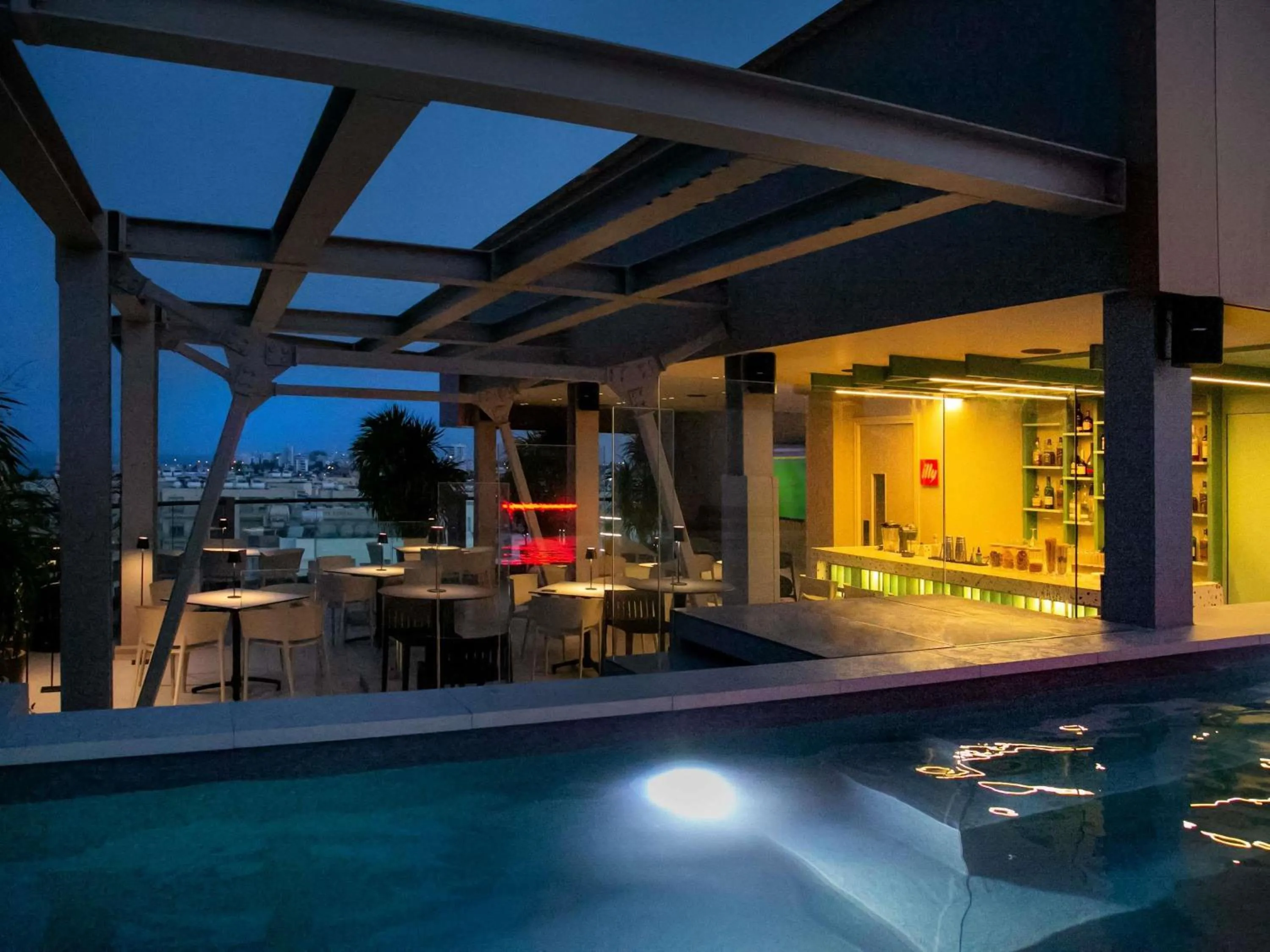 Lounge or bar in Mercure Larnaca Finikoudes Beach