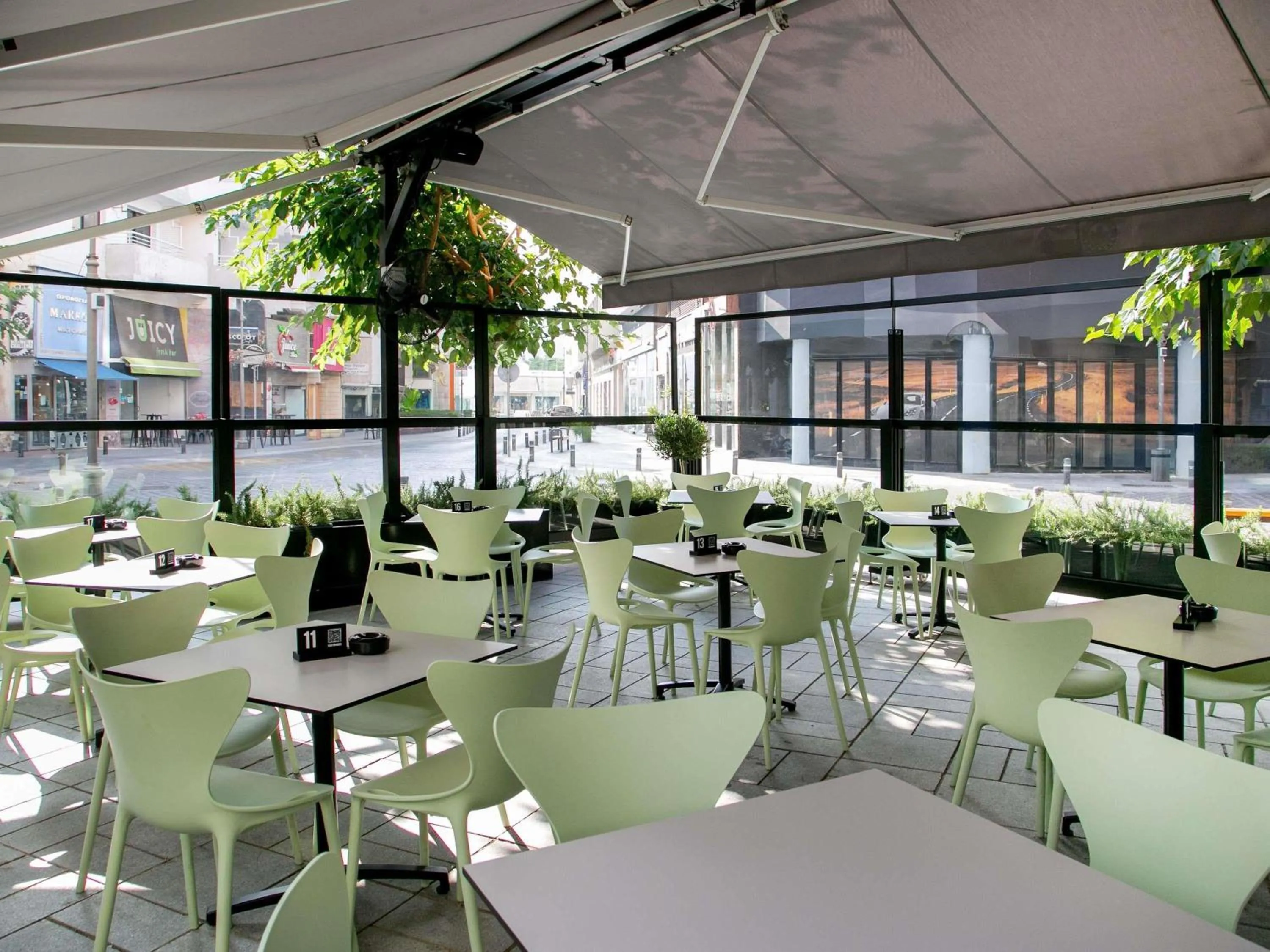 Restaurant/places to eat in Mercure Larnaca Finikoudes Beach