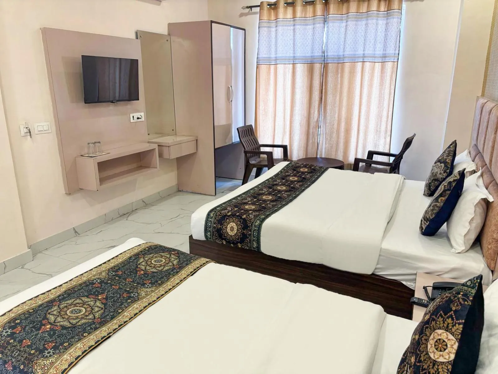 Bed in FabHotel Lohgarh Inn