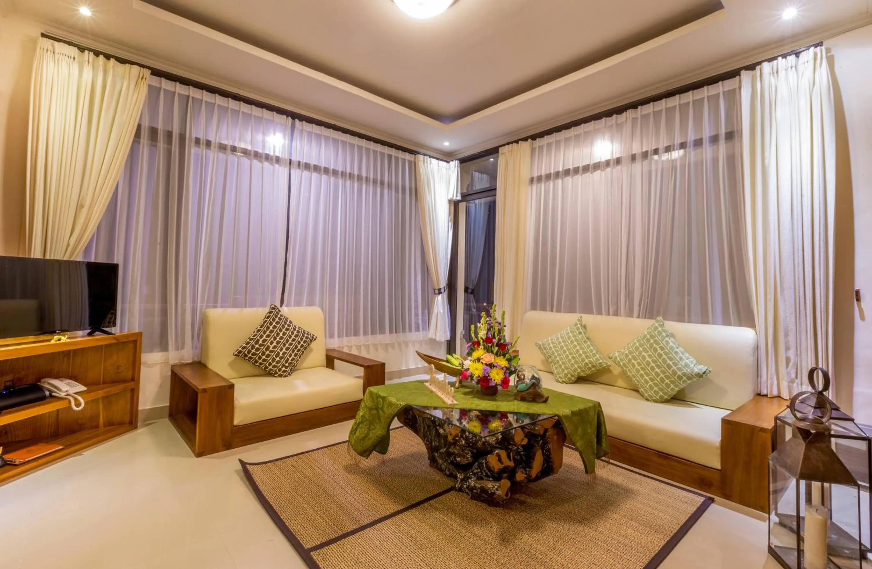 TV and multimedia in Om Ham Retreat and Resort