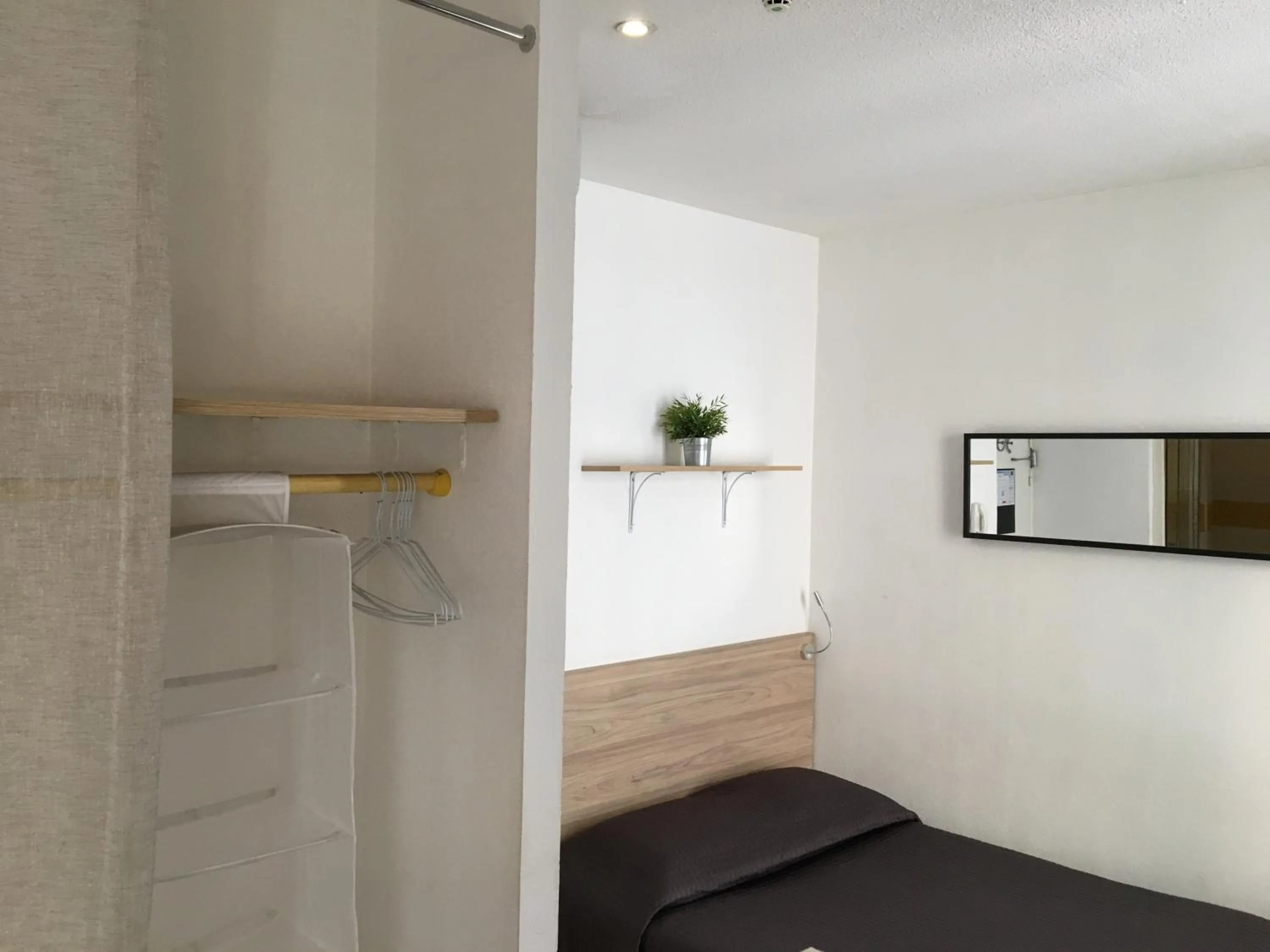 Bed in Hôtel du Petit Louvre