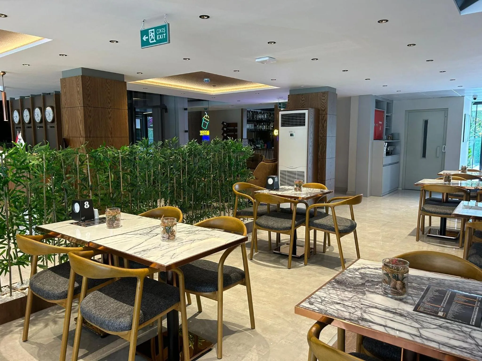 Restaurant/places to eat in Sam Hotel