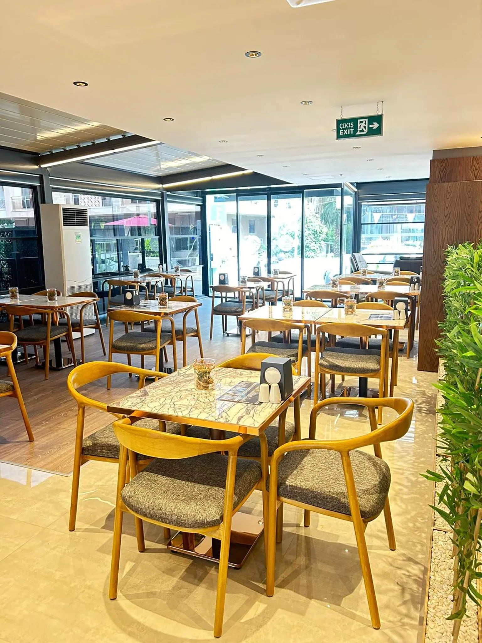 Restaurant/places to eat in Sam Hotel