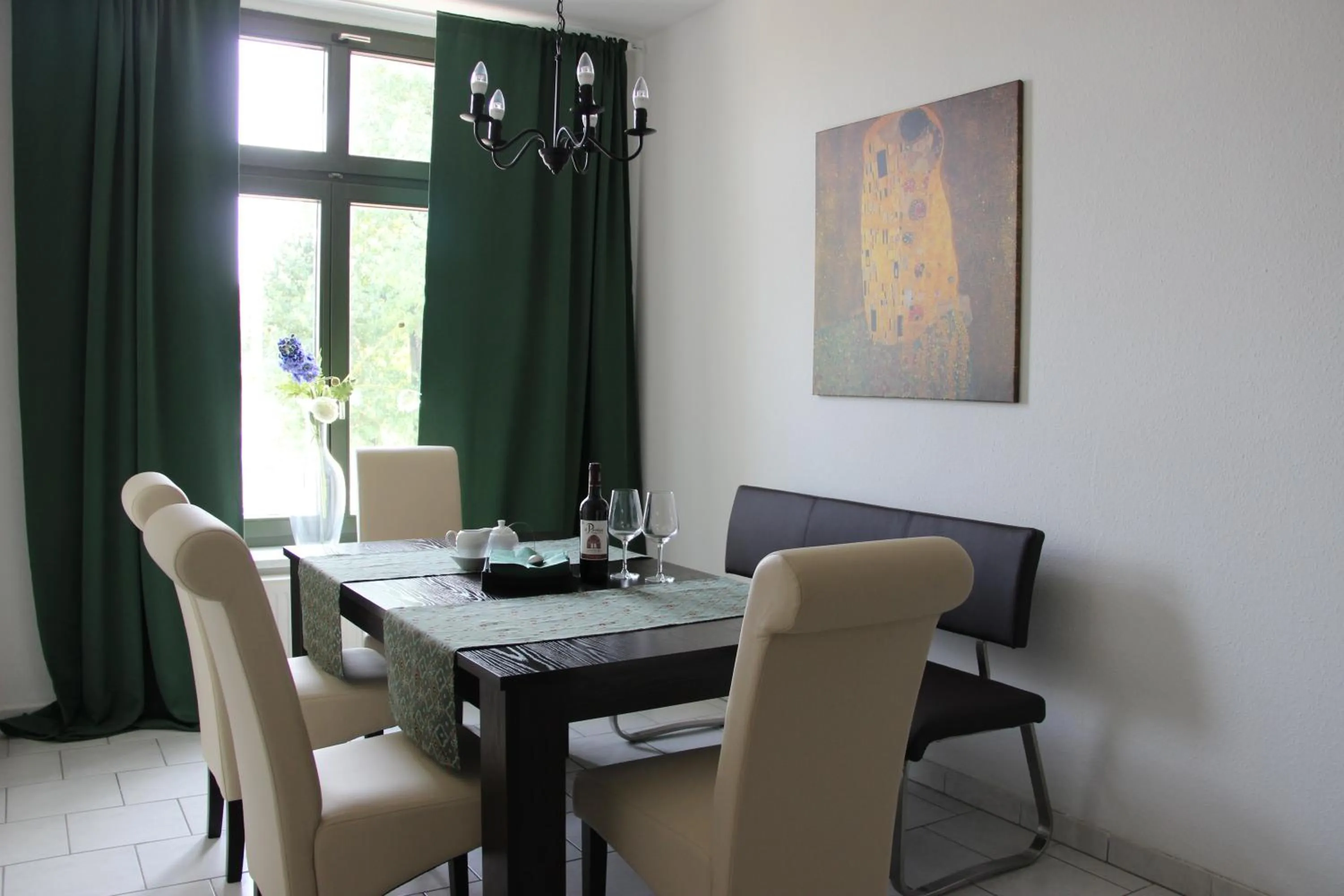 Kitchen or kitchenette in Leon Apartments