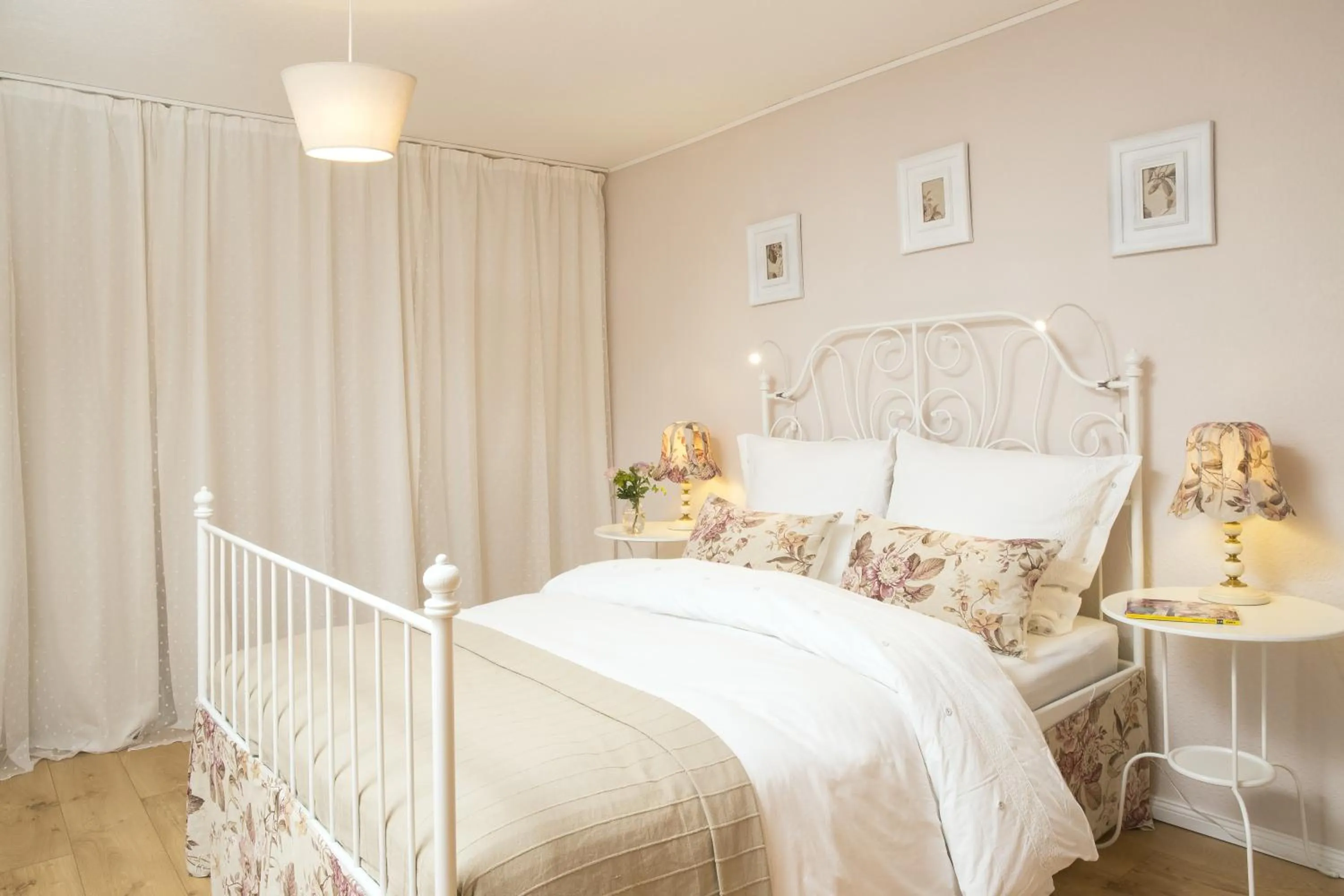 Bedroom, Bed in Leon Apartments