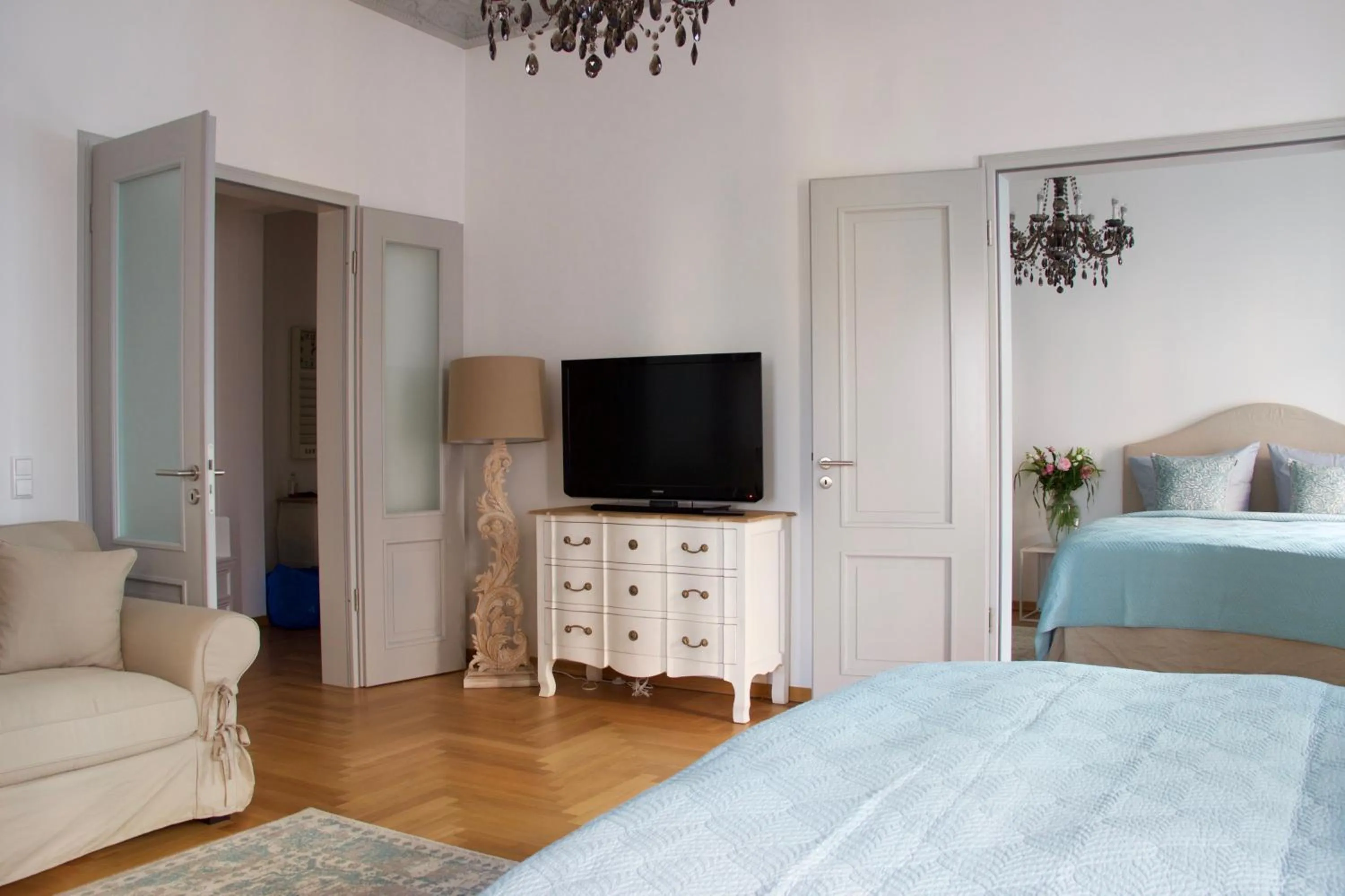 Living room, Bed in Leon Apartments