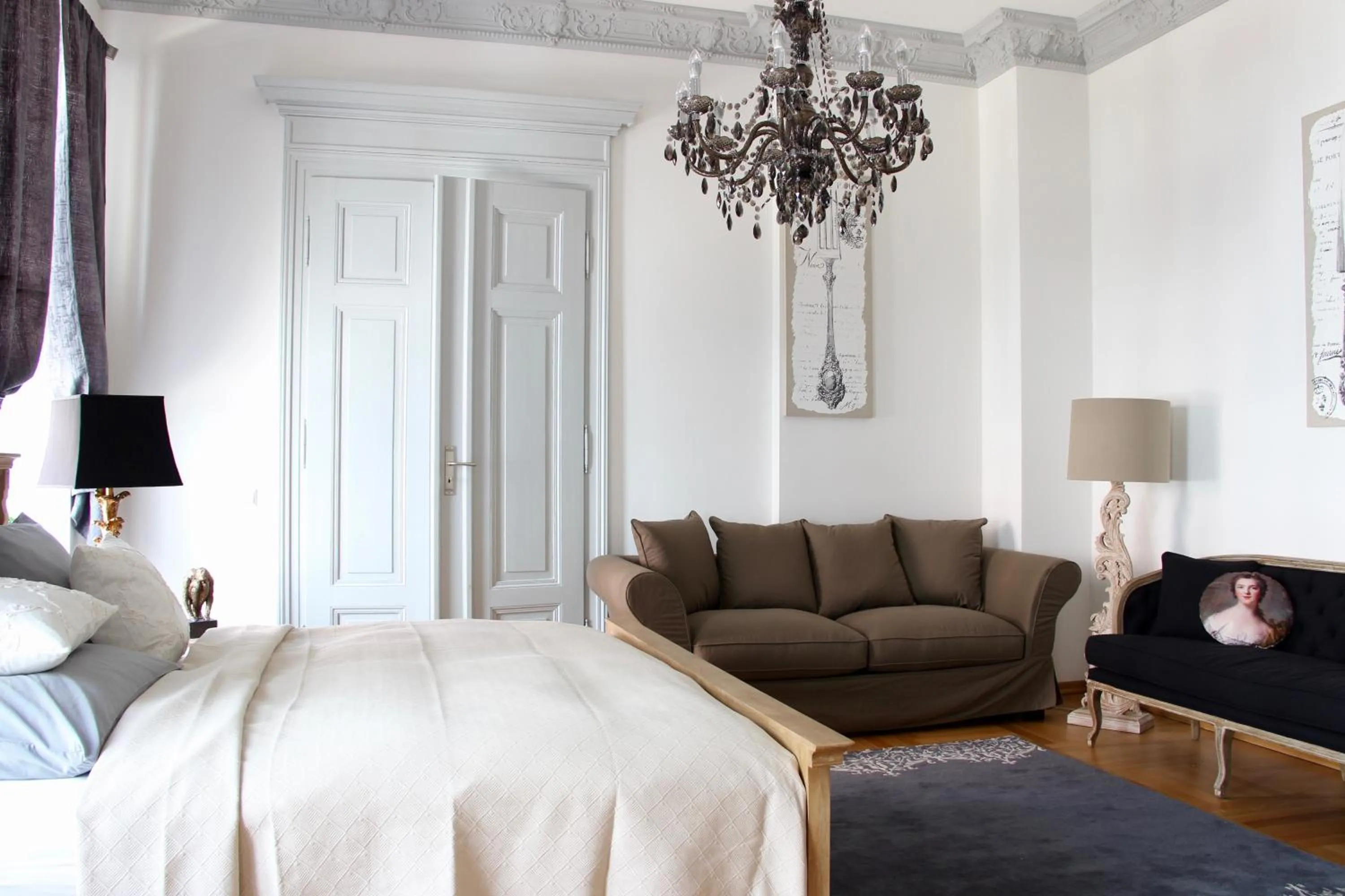 Seating area, Bed in Leon Apartments
