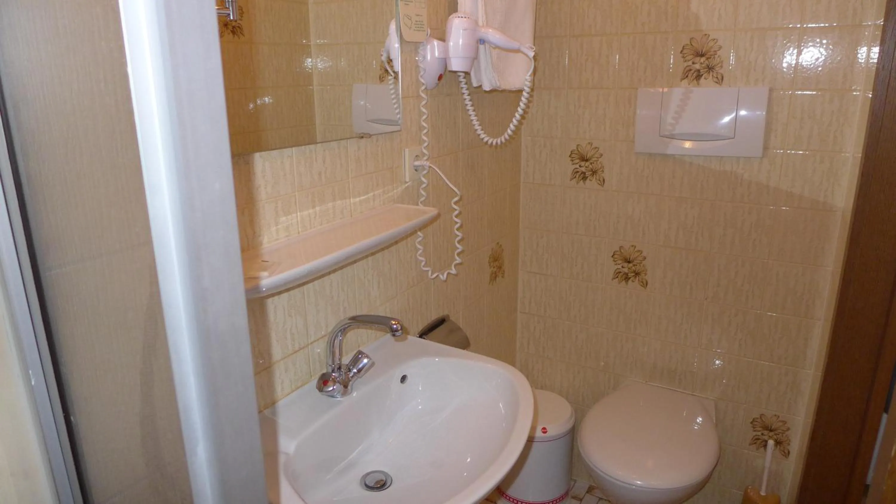 Bathroom in Central-Hotel Greiveldinger