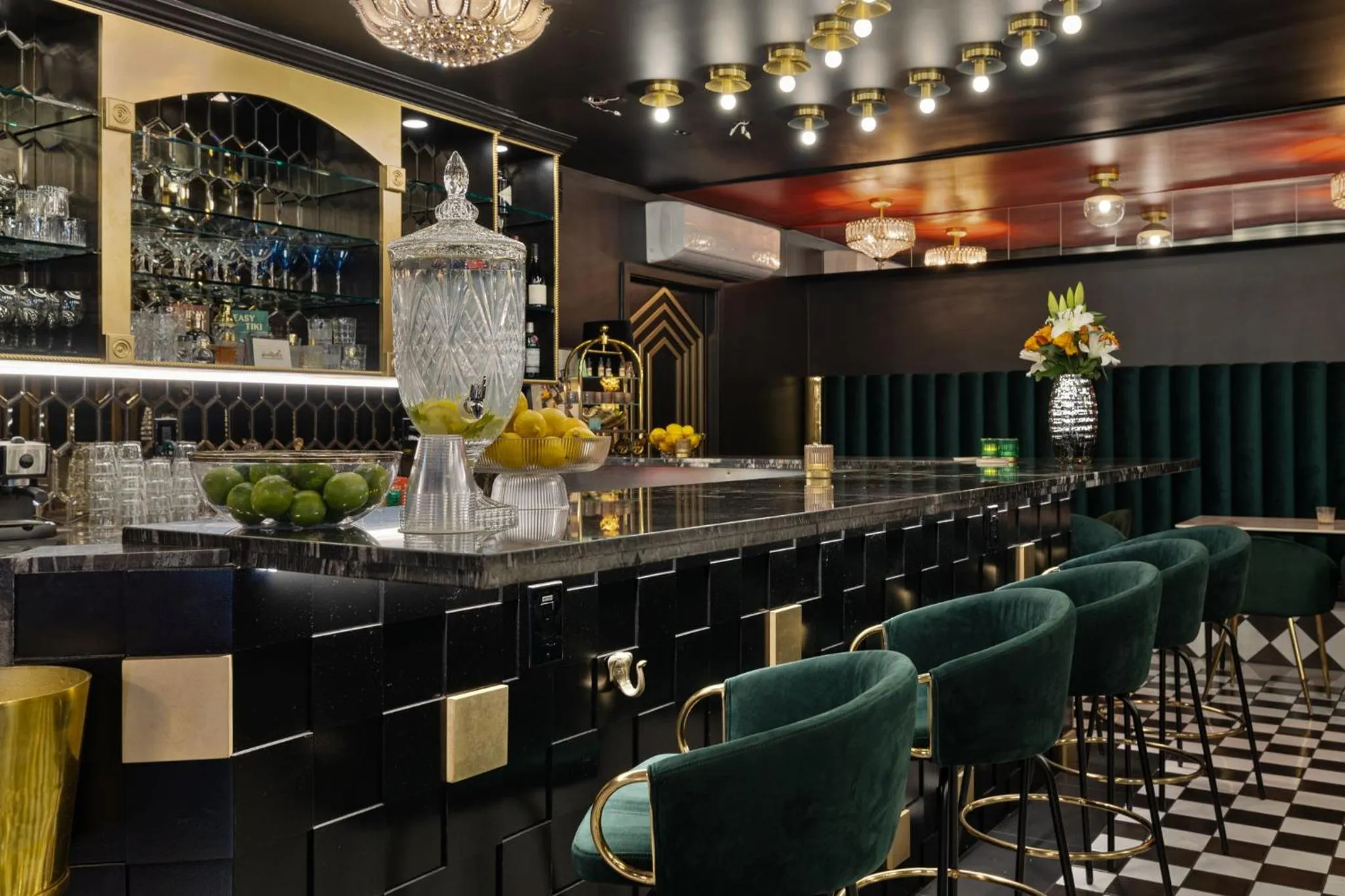 Nightclub / DJ in The Velvet Rope PS