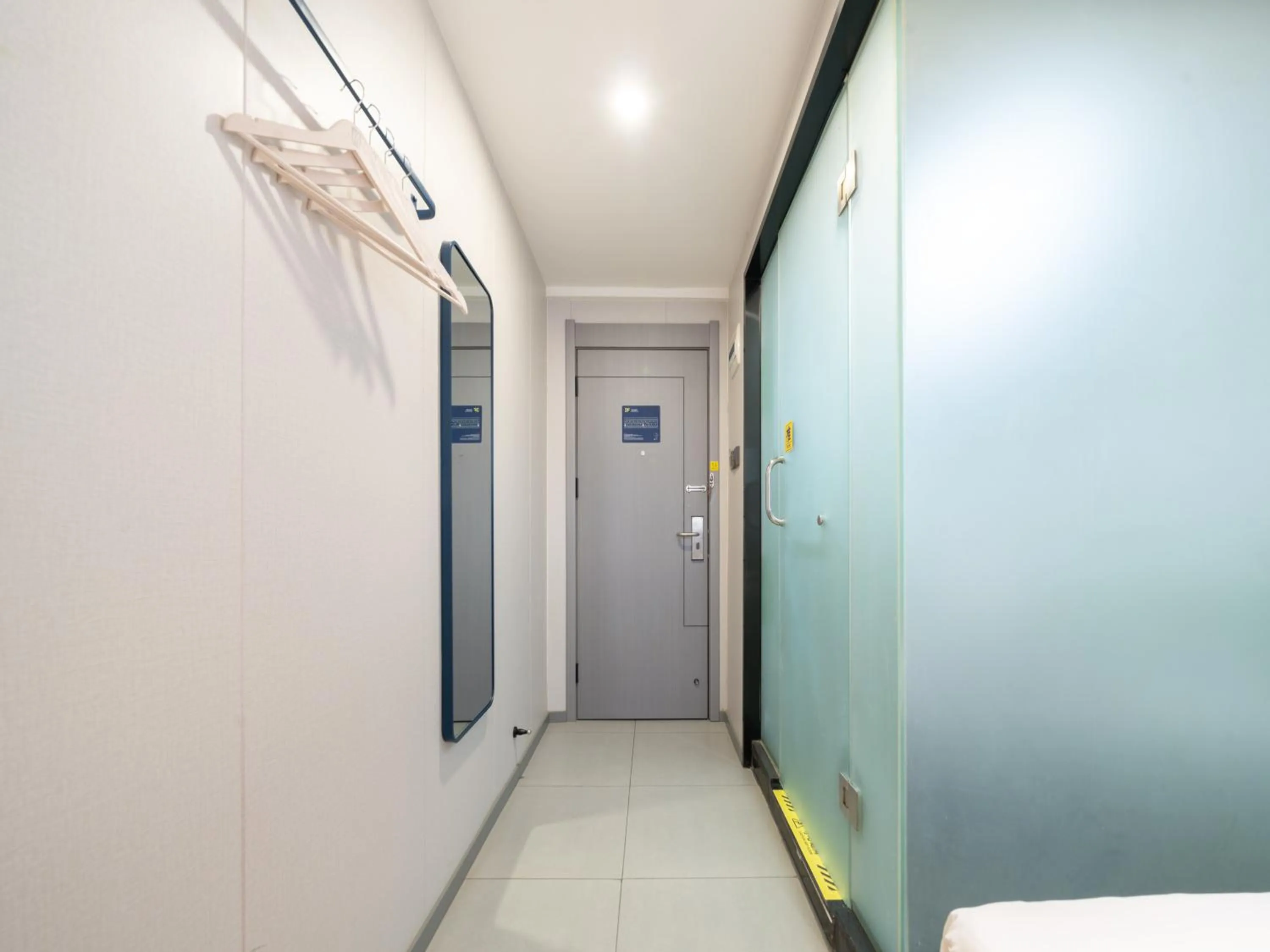 Toilet in 7Days Inn Railway Station Xi'an Wulukou Subway Station