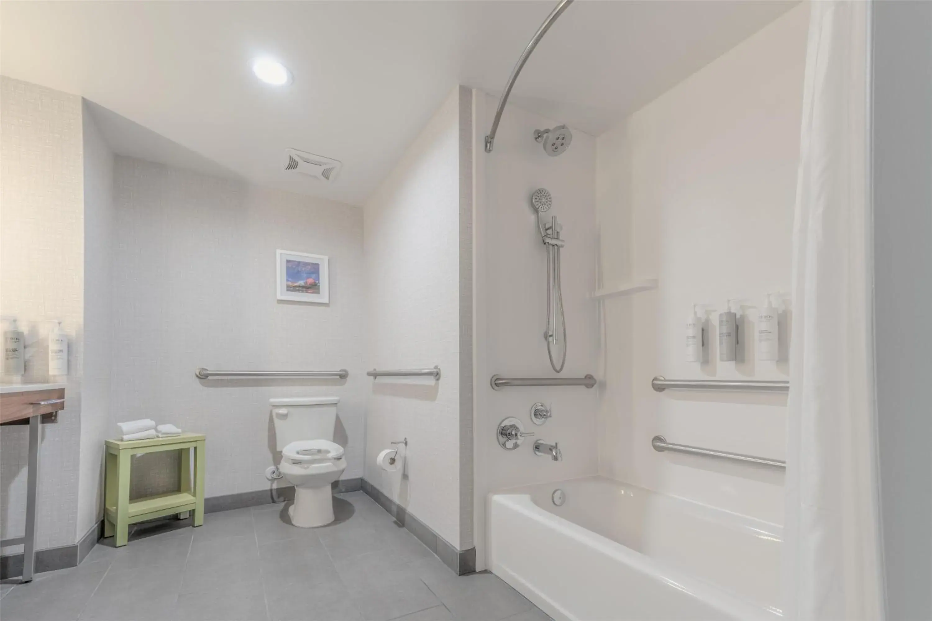 King Room with Sofa Bed and Mobility Accessible Tub in Hampton Inn By Hilton Santa Clarita-Valencia King Room with Sofa Bed and Mobility Accessible Tub in Hampton Inn By Hilton Santa Clarita-Valencia