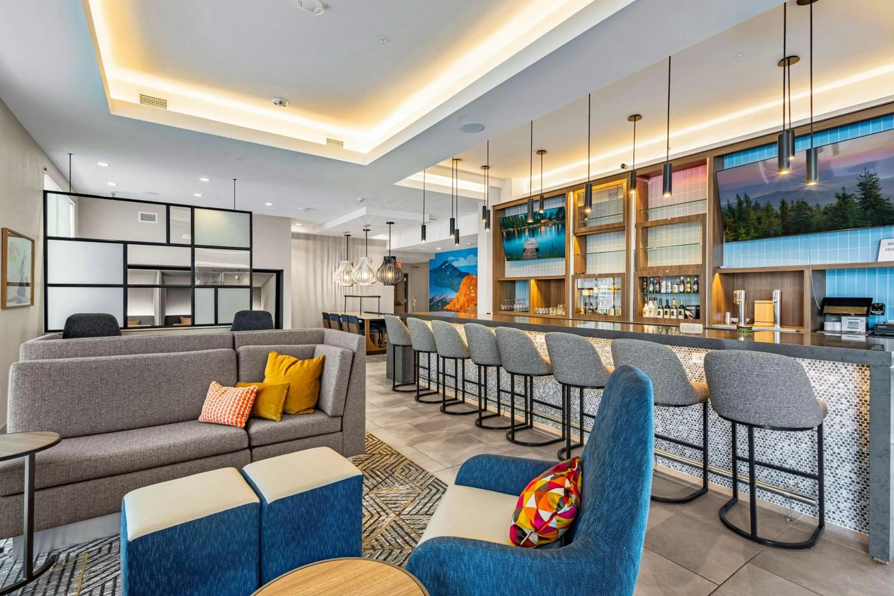 Lounge or bar in Tru By Hilton Colorado Springs Airport
