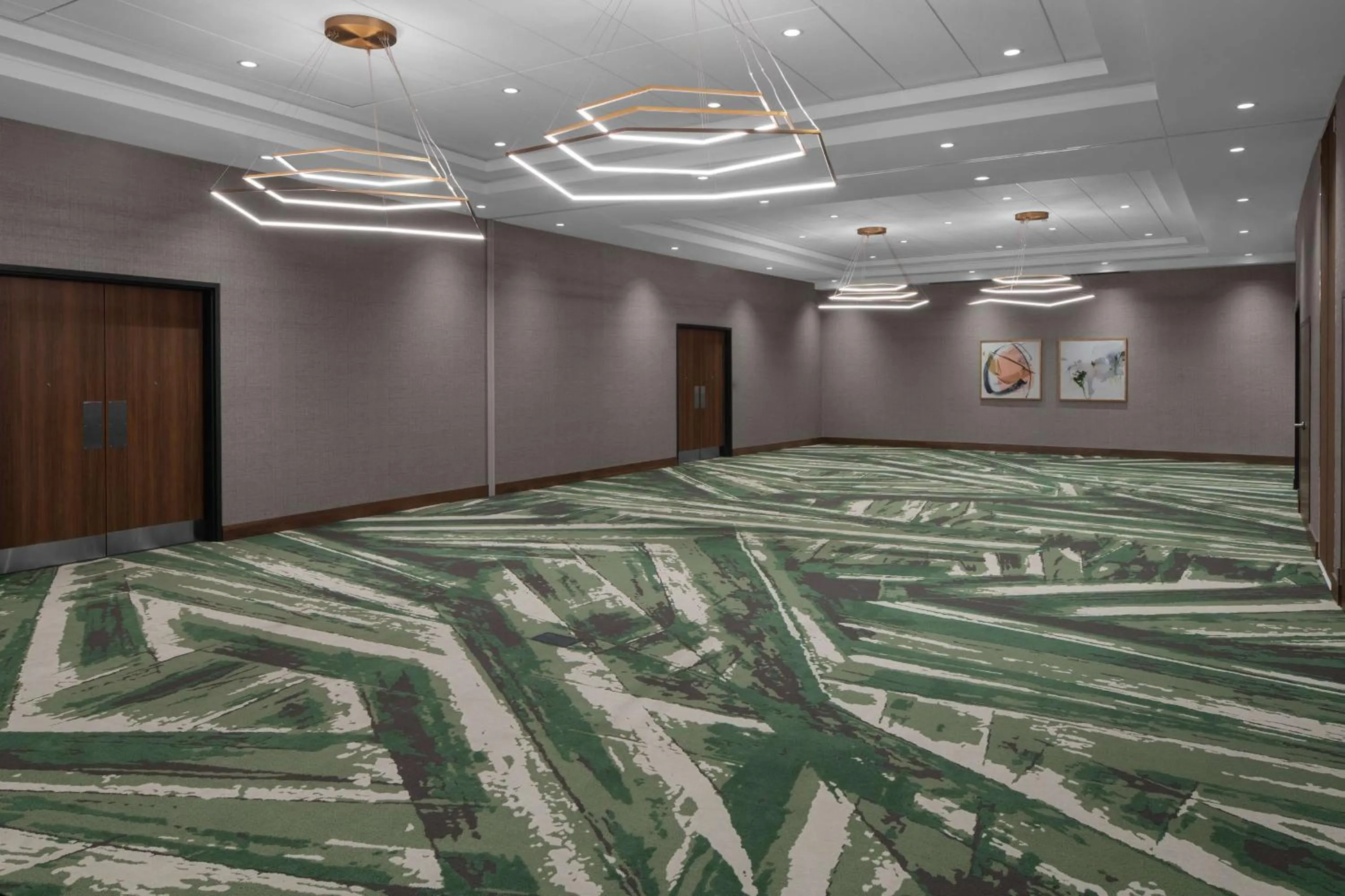 Meeting/conference room, Bed in Embassy Suites By Hilton Madison Downtown