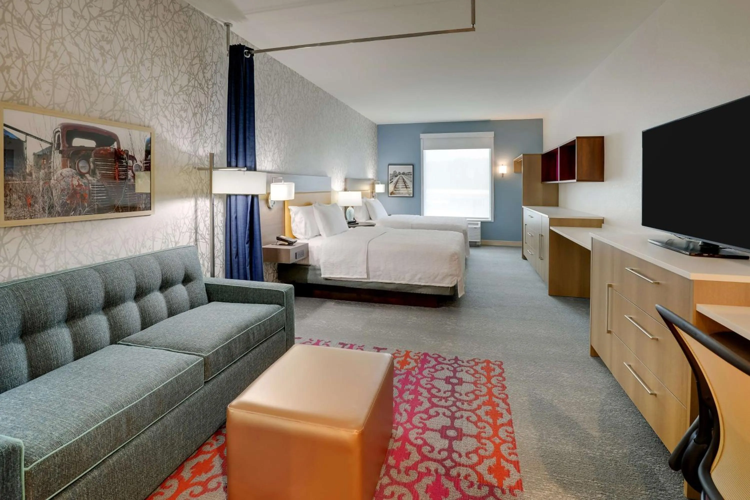 Living room, Bed in Home2 Suites By Hilton Sanford