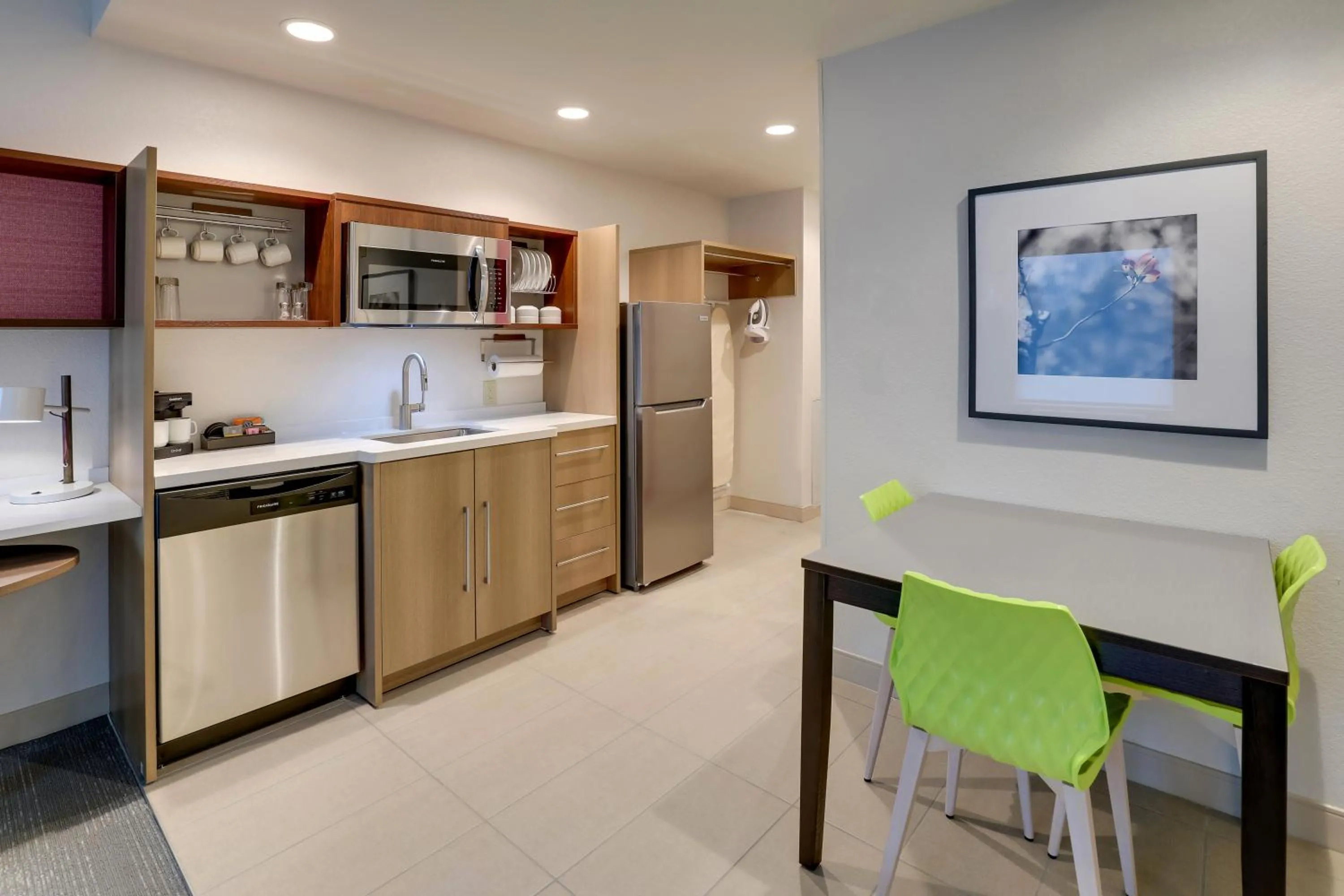 Kitchen or kitchenette in Home2 Suites By Hilton Sanford