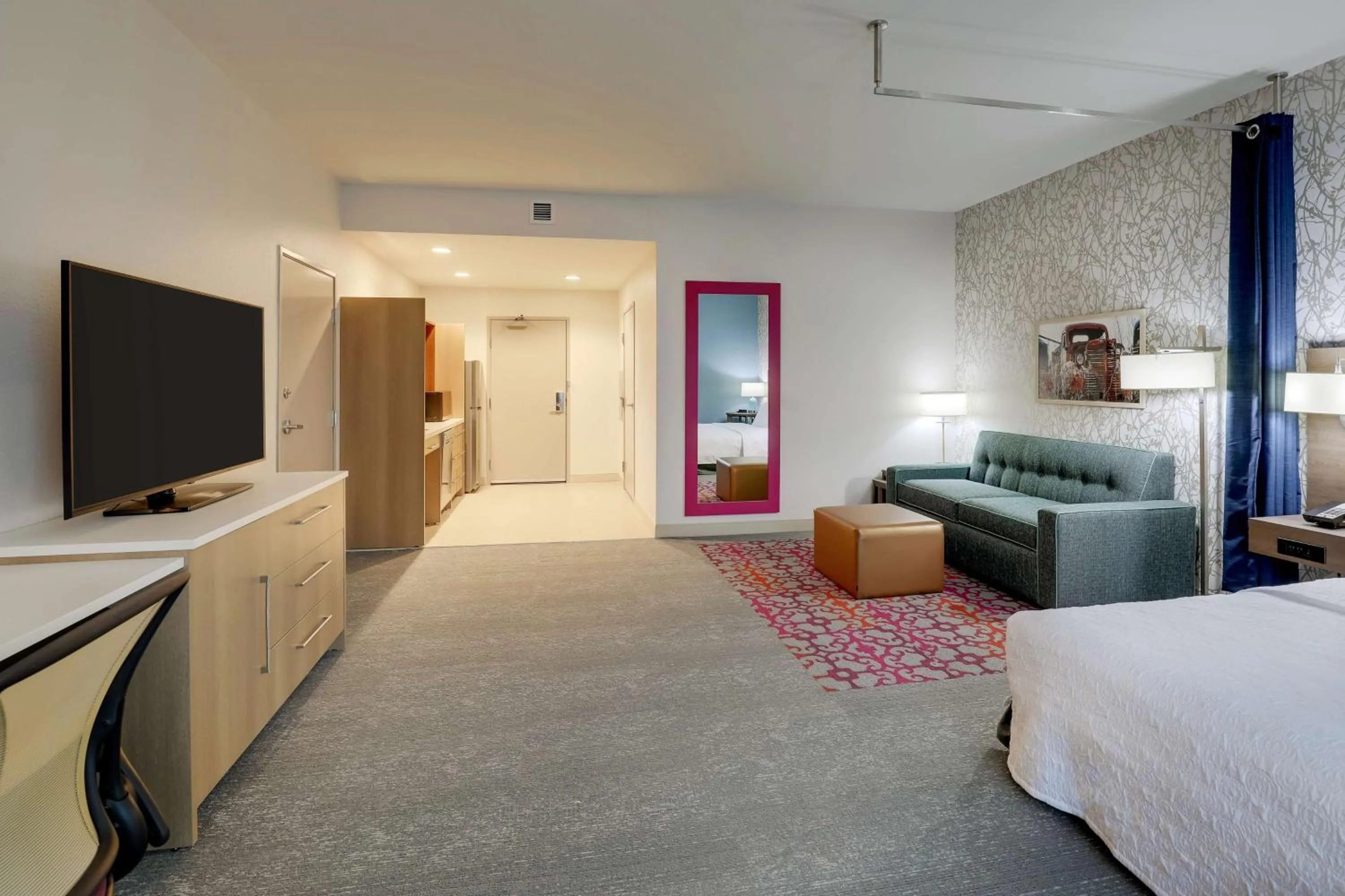 Living room, Bed in Home2 Suites By Hilton Sanford