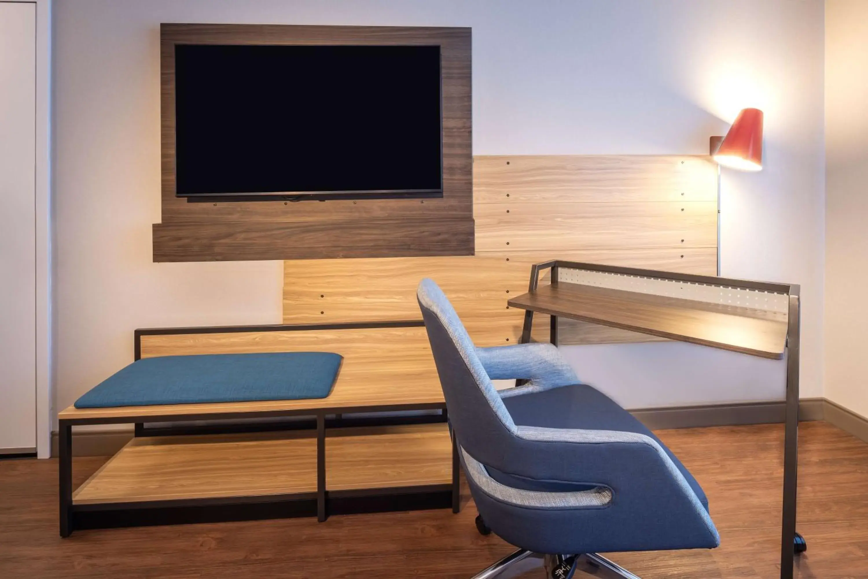 King Room with Bath Tub - Mobility Access in Tru By Hilton Yakima Airport King Room with Bath Tub - Mobility Access in Tru By Hilton Yakima Airport