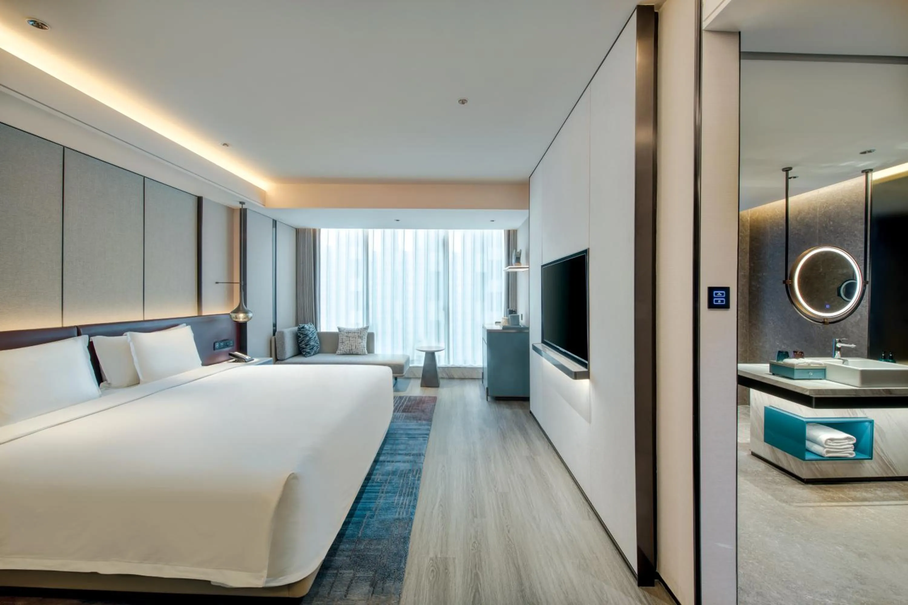 Photo of the whole room, Bed in Crowne Plaza Xi'an Weiyang by IHG
