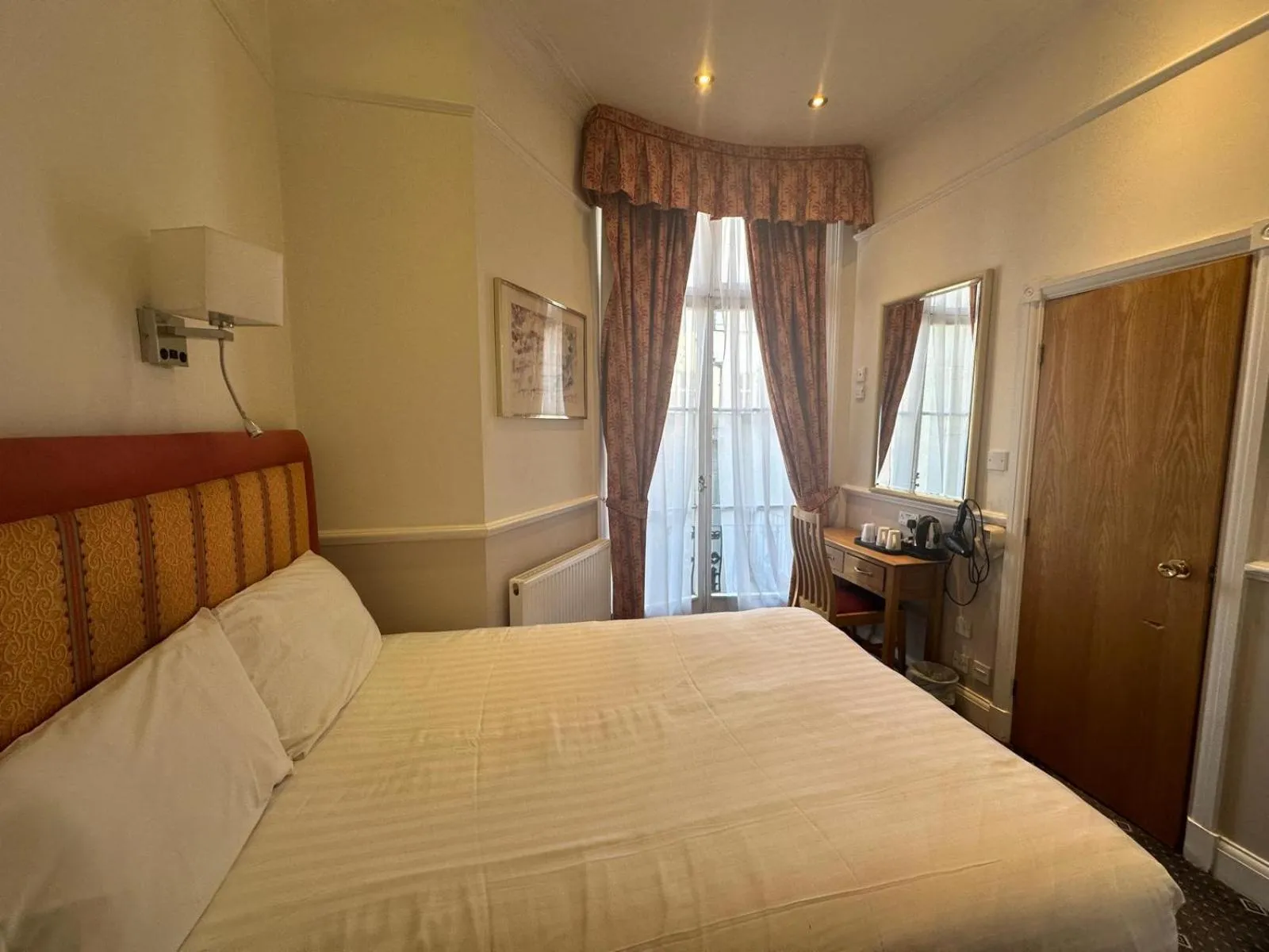 Bedroom, Bed in Hyde Park Radnor Hotel B&B