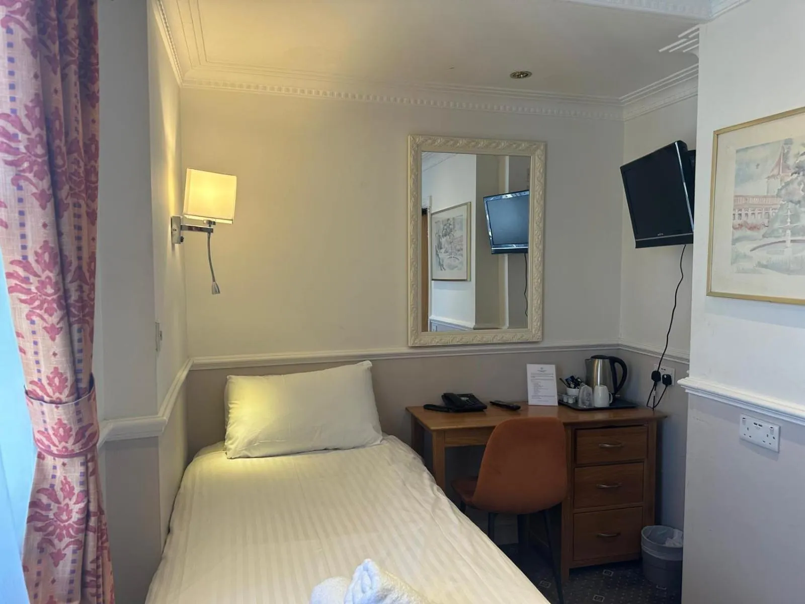 Bedroom, Bed in Hyde Park Radnor Hotel B&B